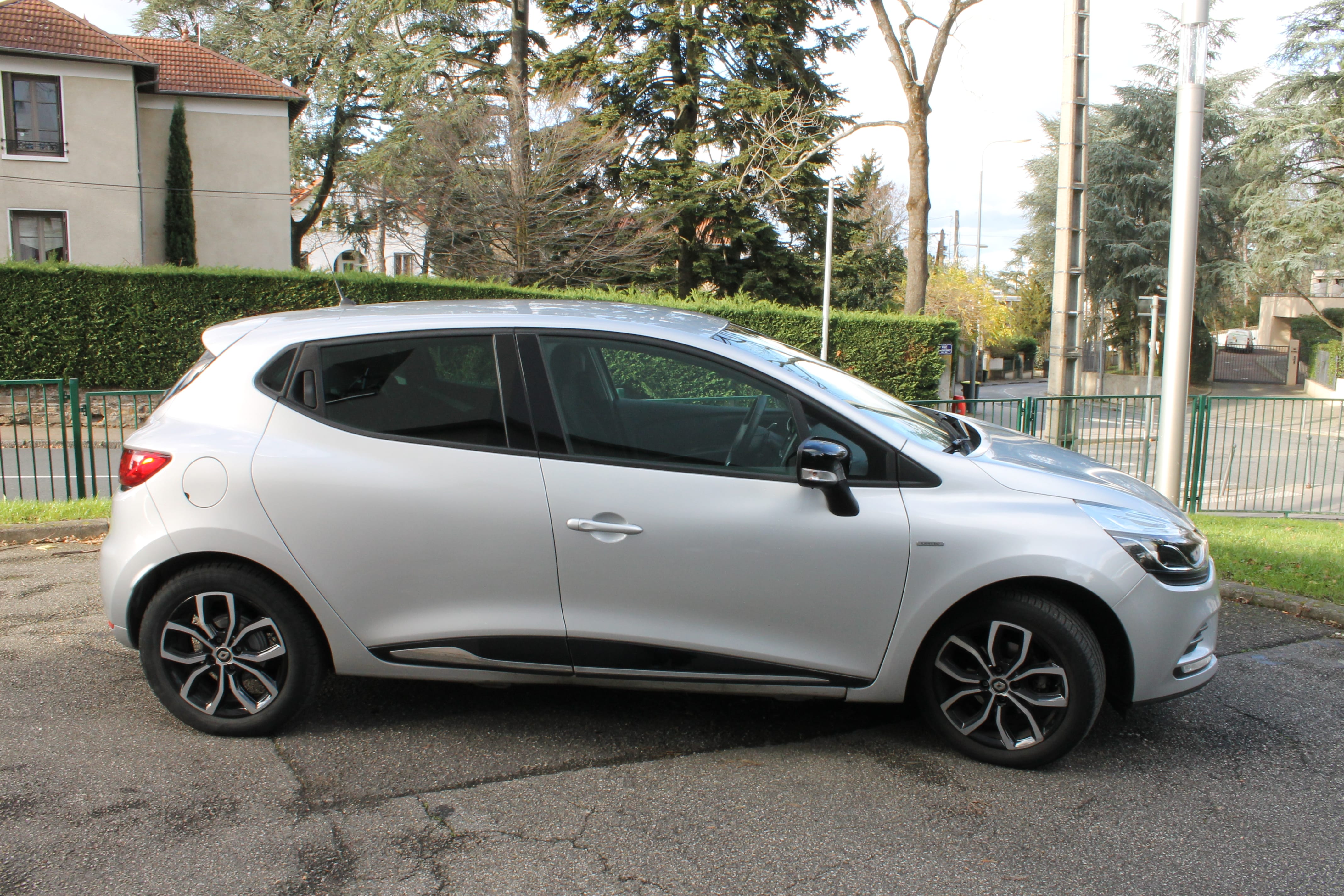 Renault Clio FA742KB avec Chaines