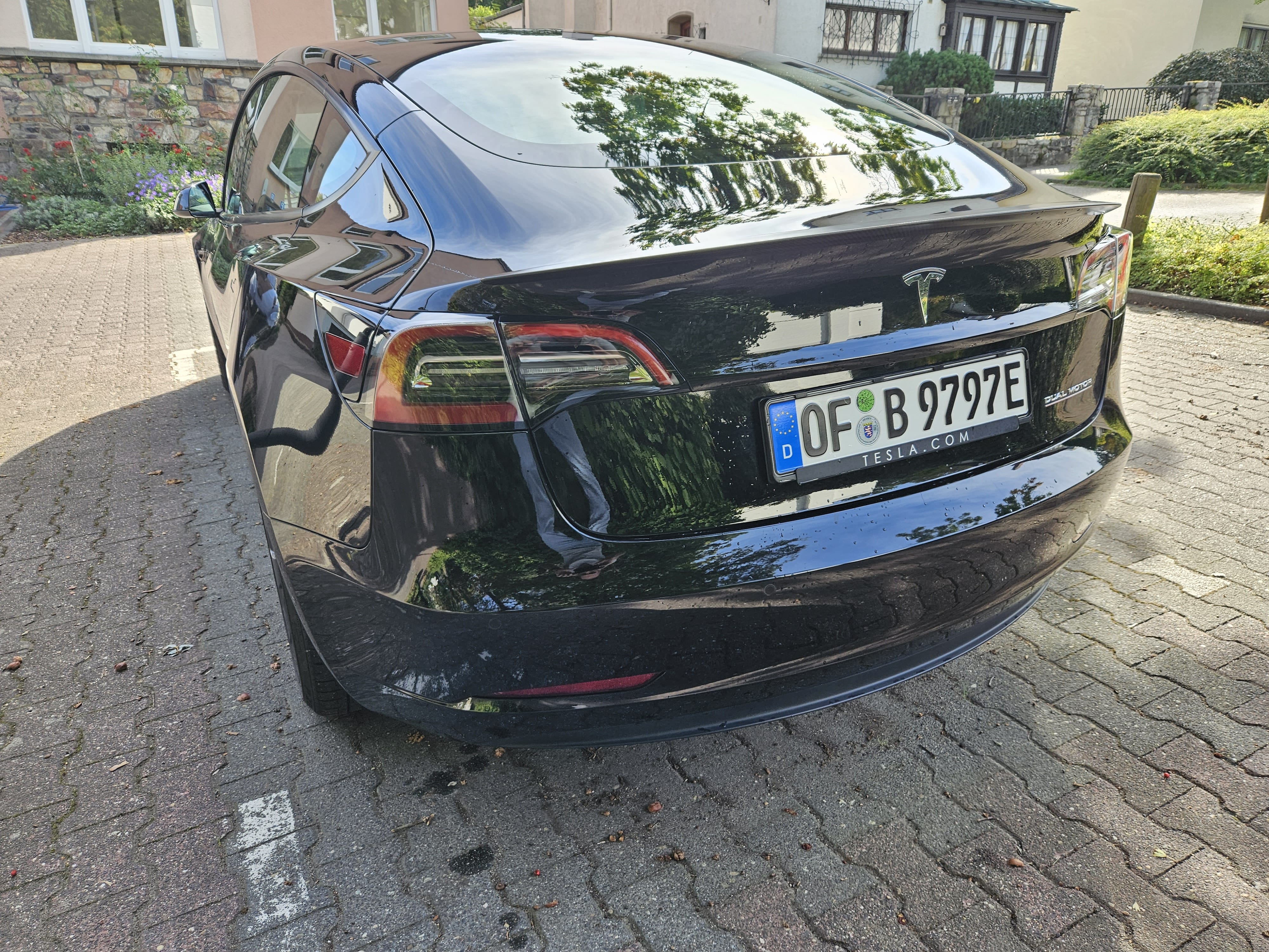 Tesla Model 3 Long Range Performance mit Navigationsgerät