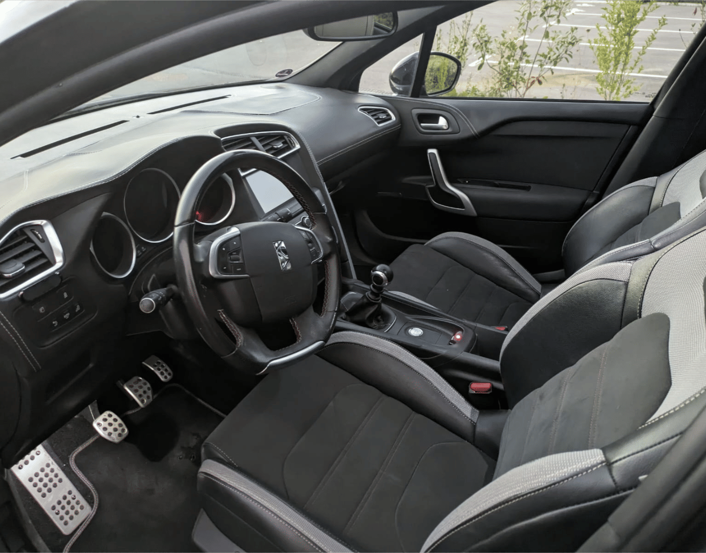 DS 4 économique et bien entretenue, avec grand coffre, fauteuils massants, pneus neige en hiver avec Régulateur de vitesse