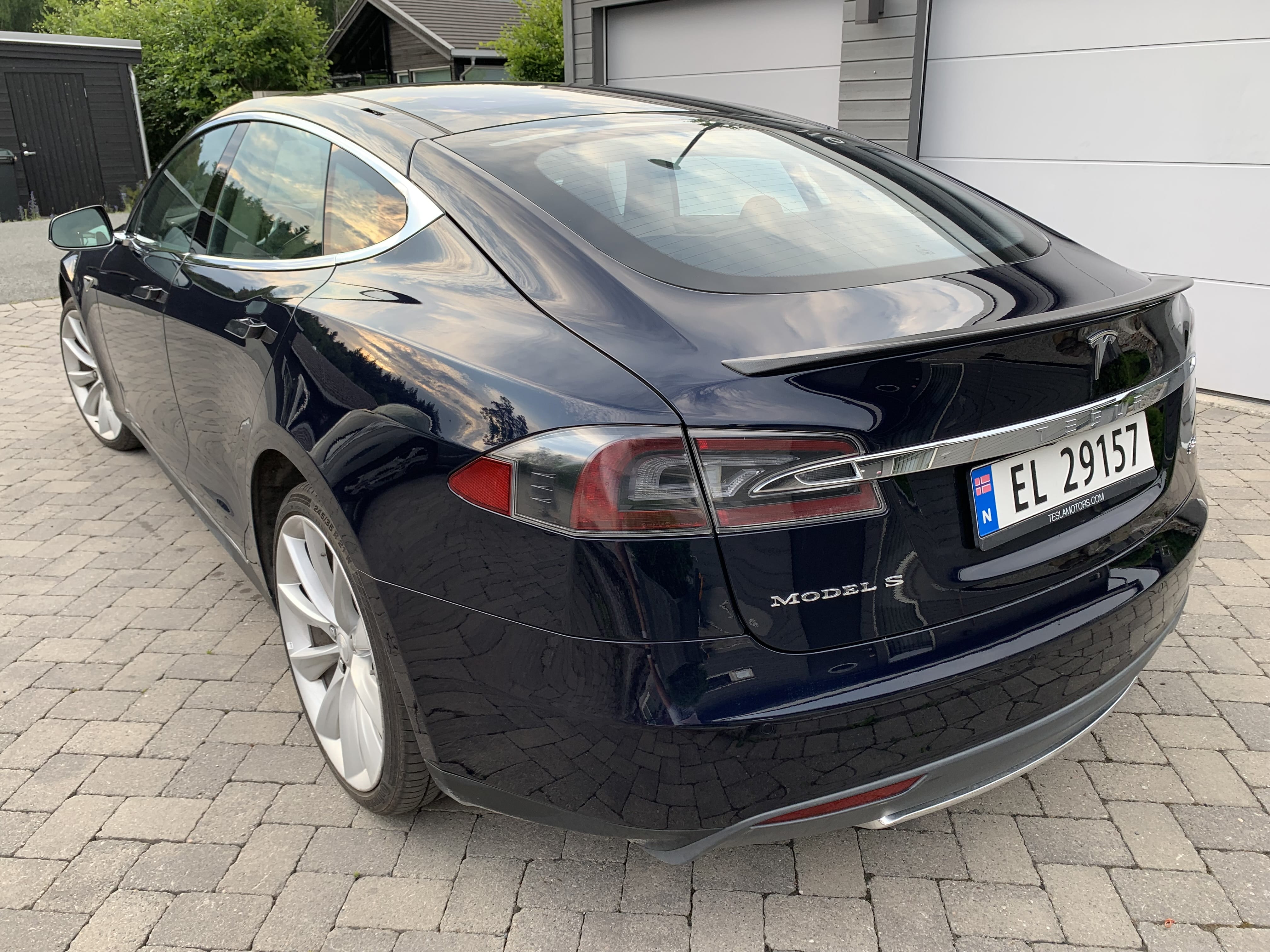 Tesla Model S med Lydinngang