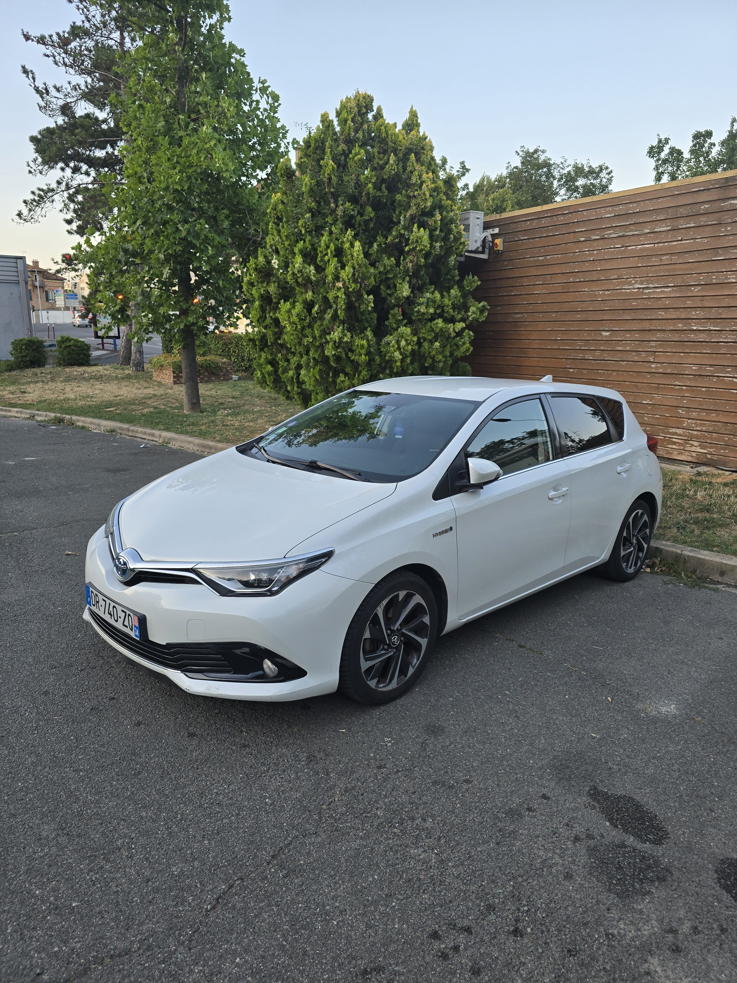 Toyota Auris, 2015, Essence 95 / Électrique (hybride), automatique