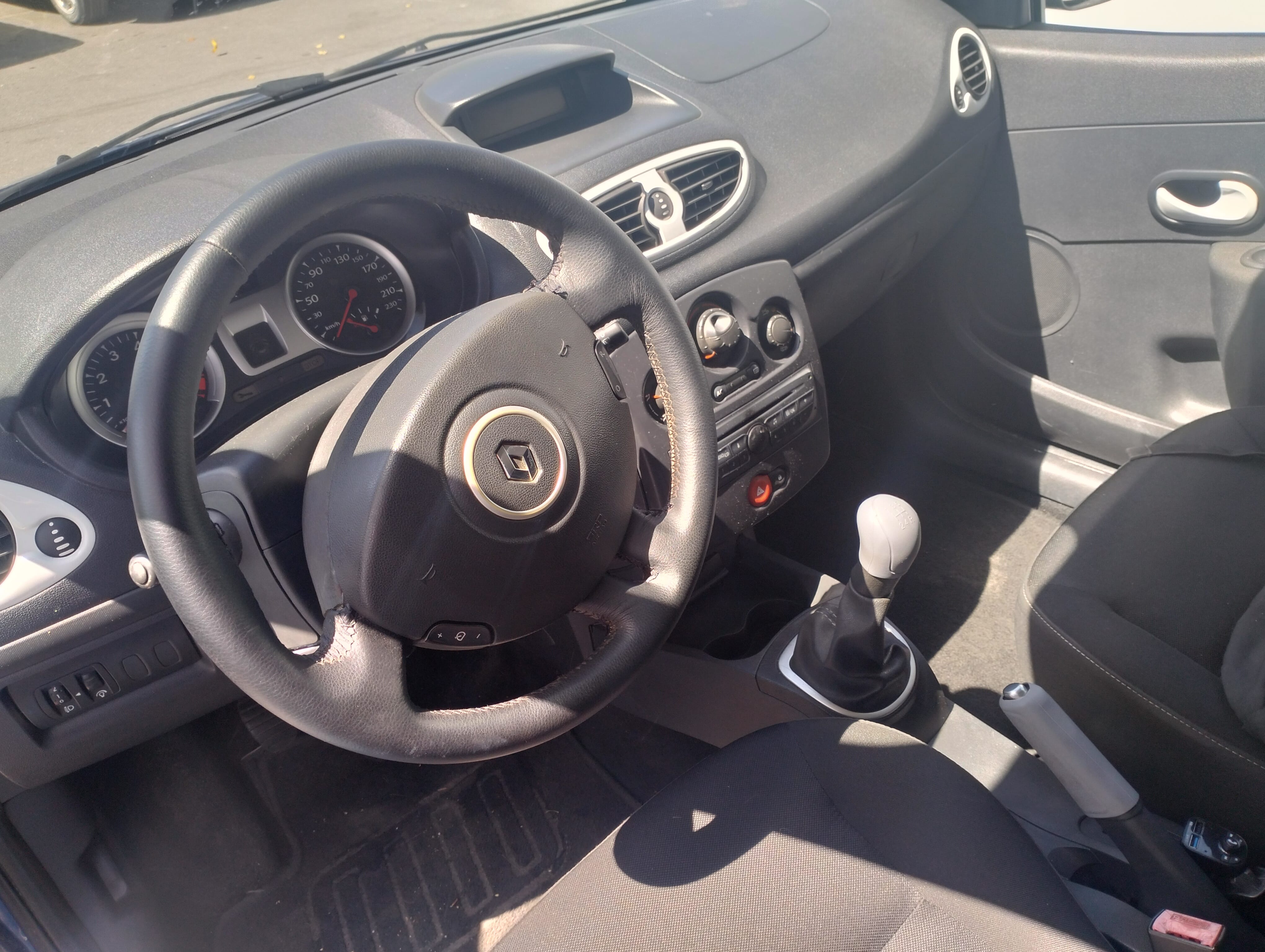 Renault Clio E-tech with Bluetooth audio