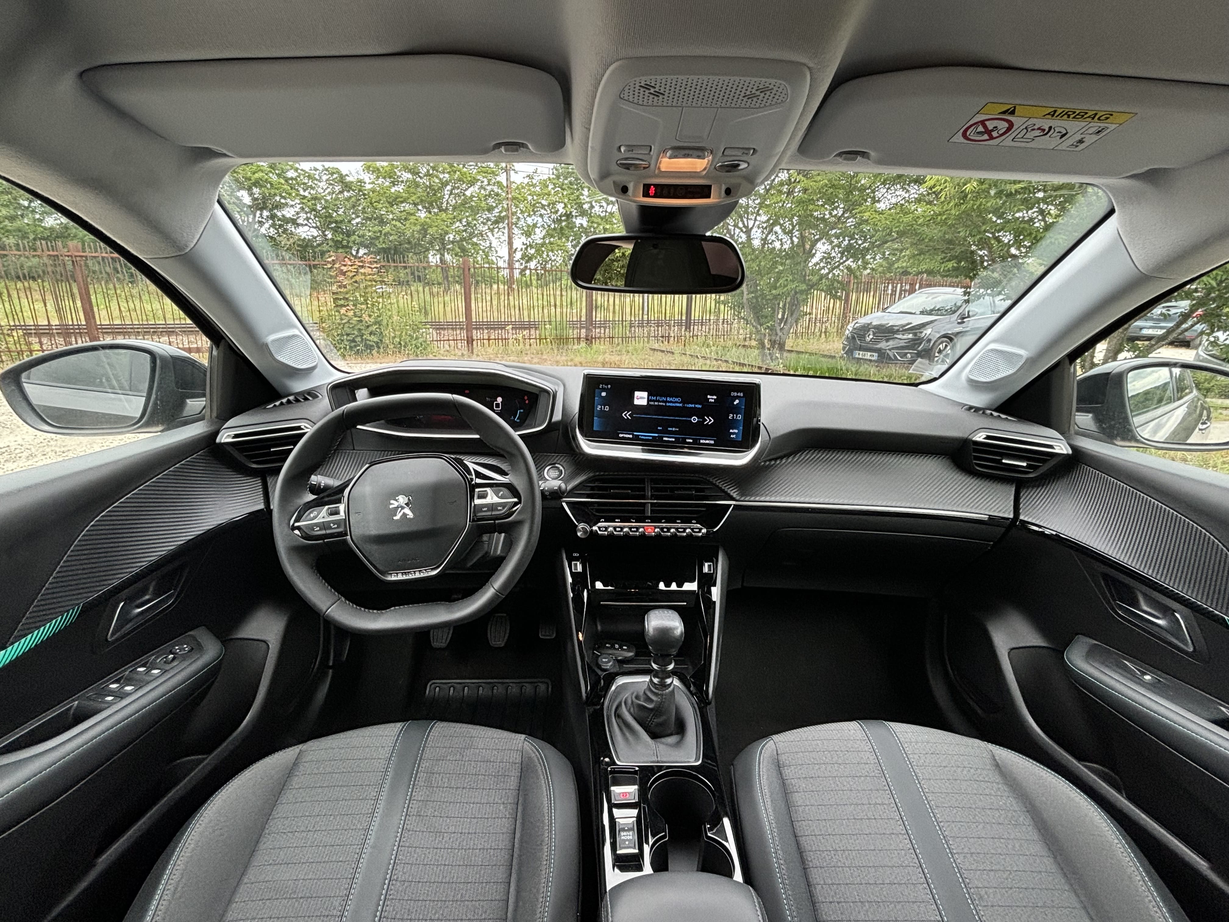 Peugeot 208 ALLURE 100CH - PARKING AEROPORT TOULOUSE-BLAGNAC avec Régulateur de vitesse