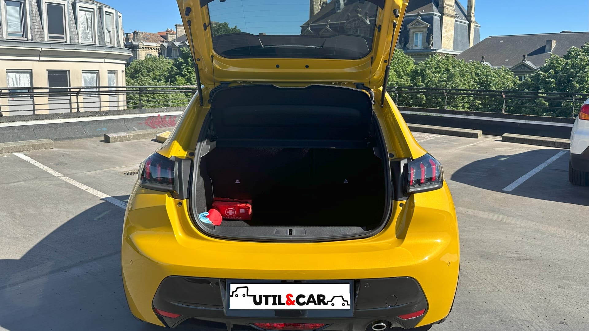 Peugeot 208 GT Line JAUNE | AUTO | GPS | GARE ST-JEAN (750m) avec Apple CarPlay