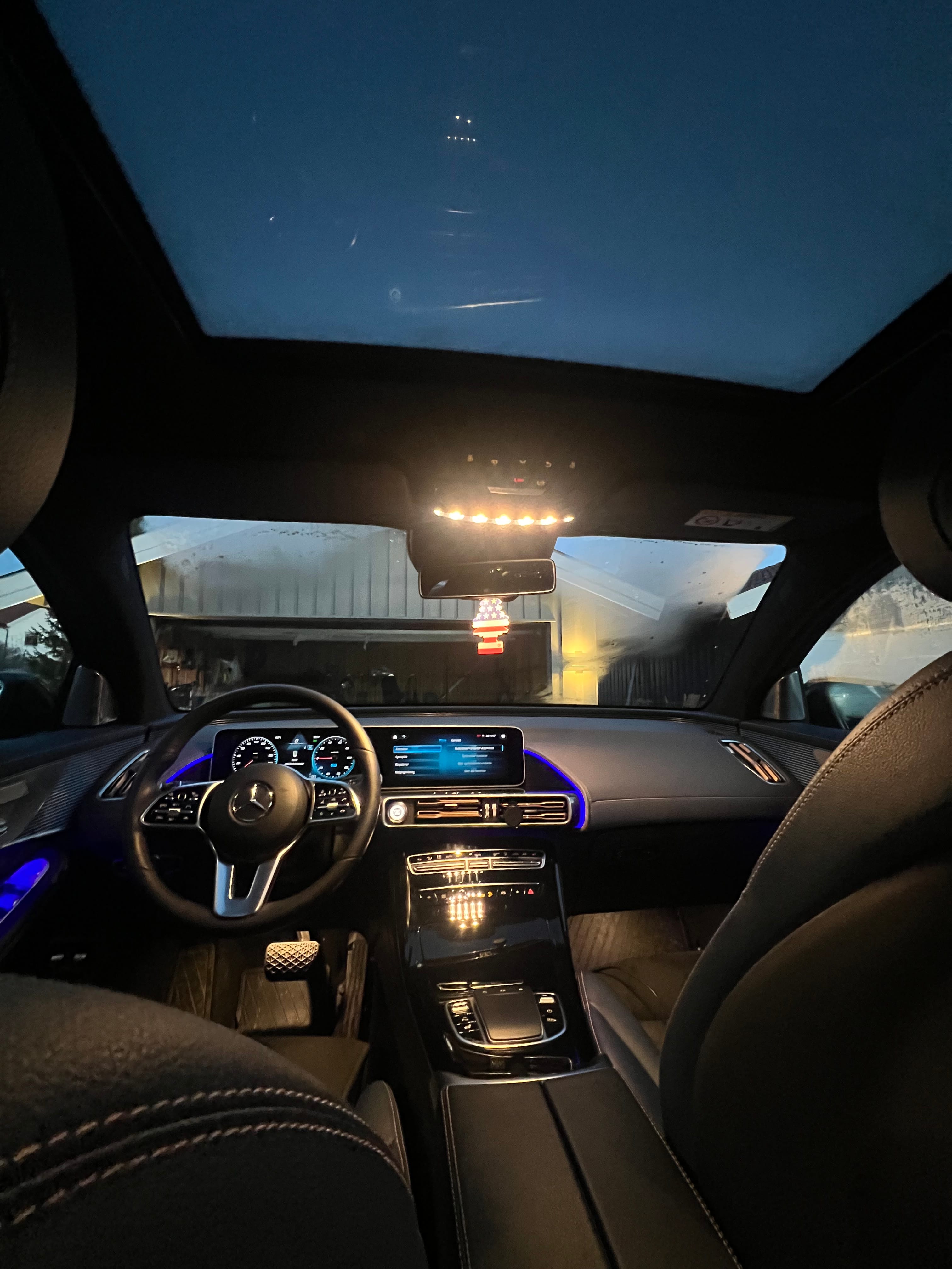 Mercedes-Benz EQC med Babysete