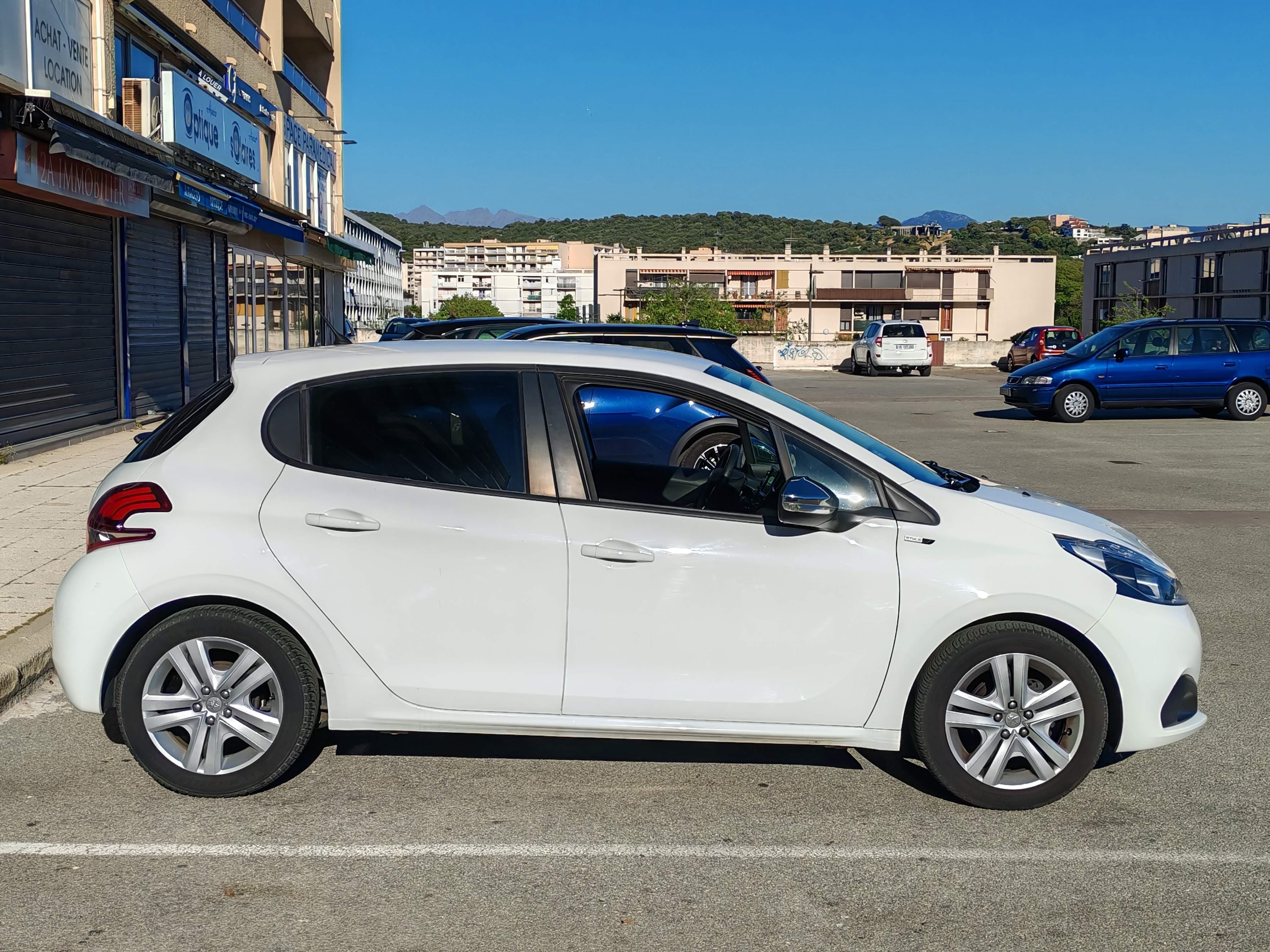 Peugeot 208 Essence 82cv avec Climatisation