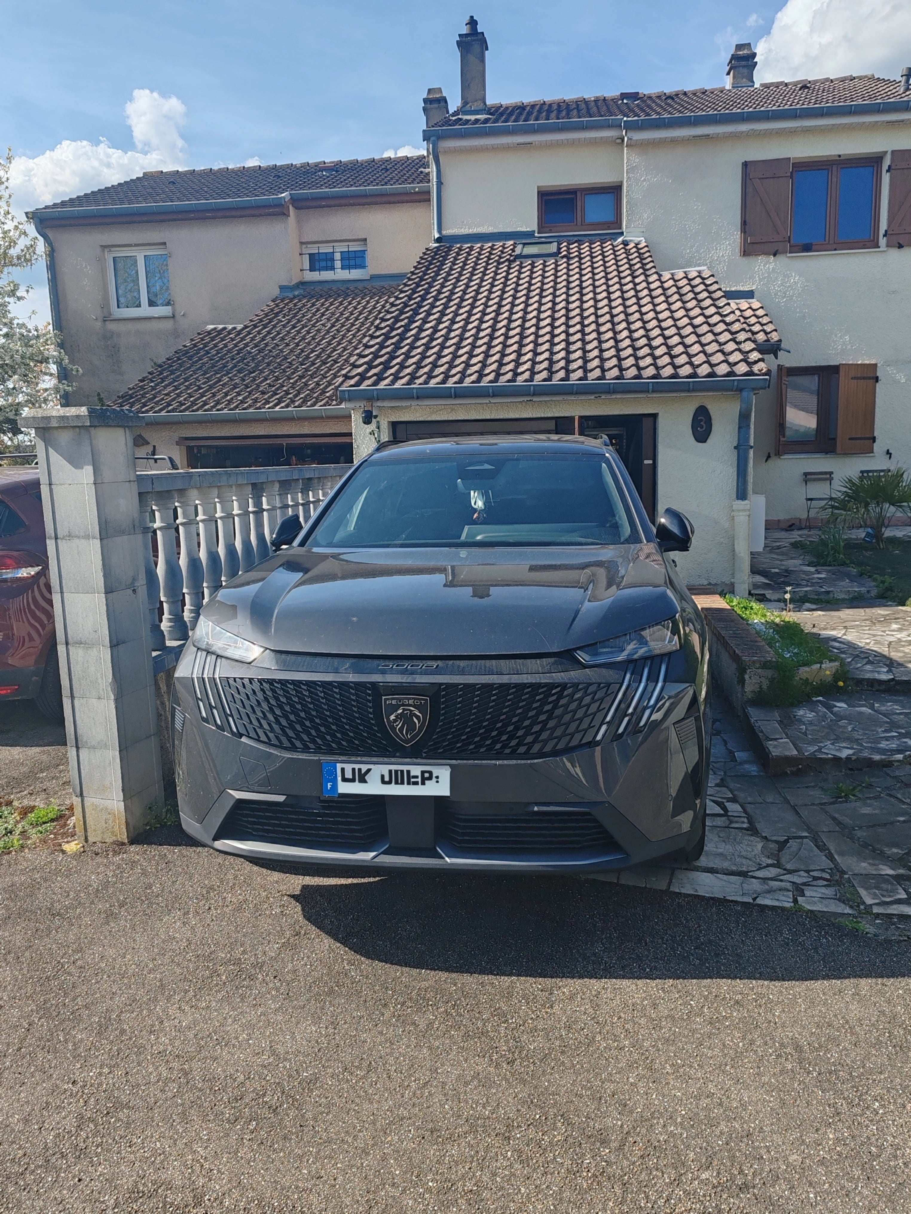 Peugeot 5008, 2025, Essence 95 / Électrique (hybride), automatique, 7 places