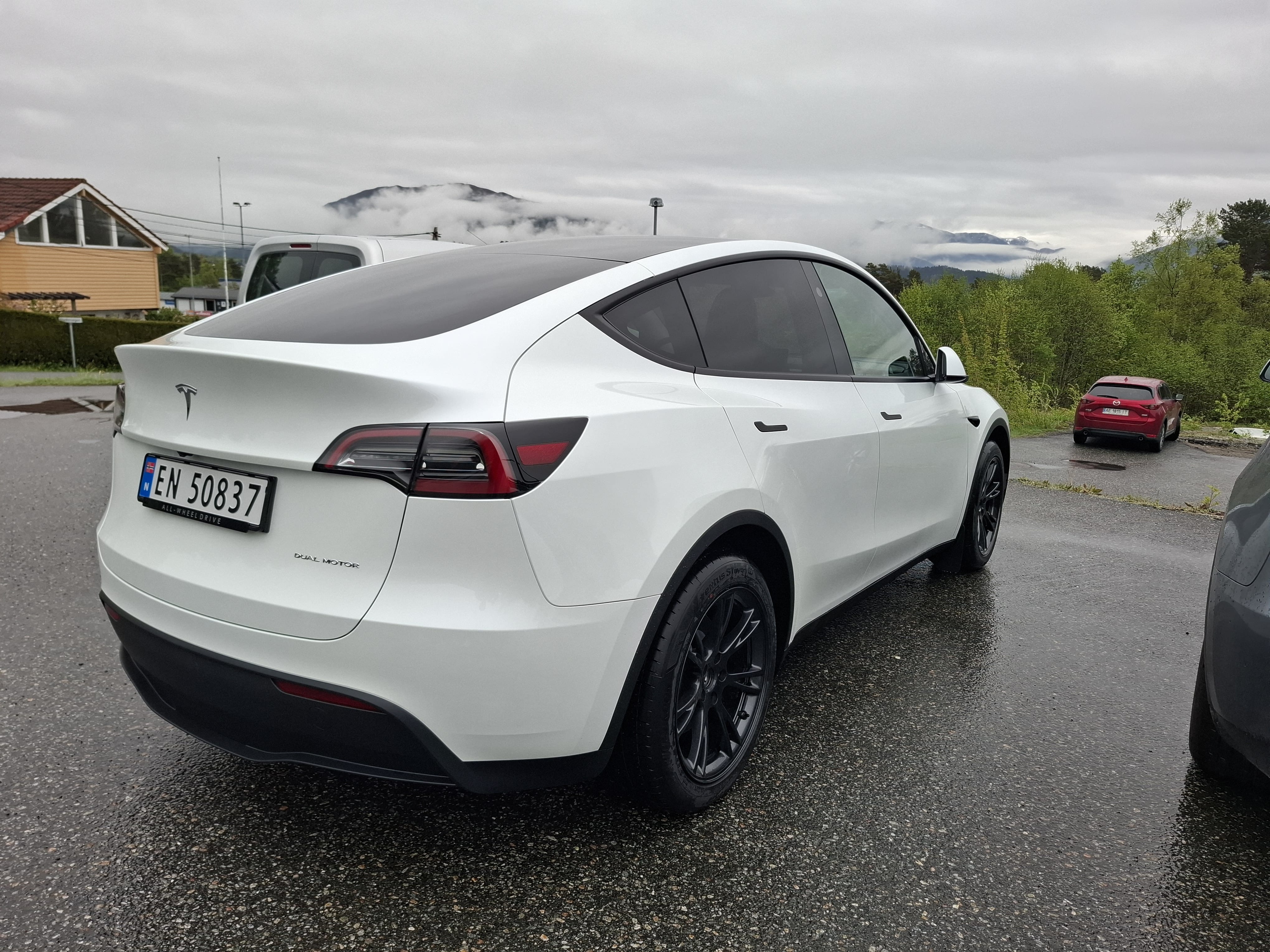 Tesla Model Y Long Range med GPS