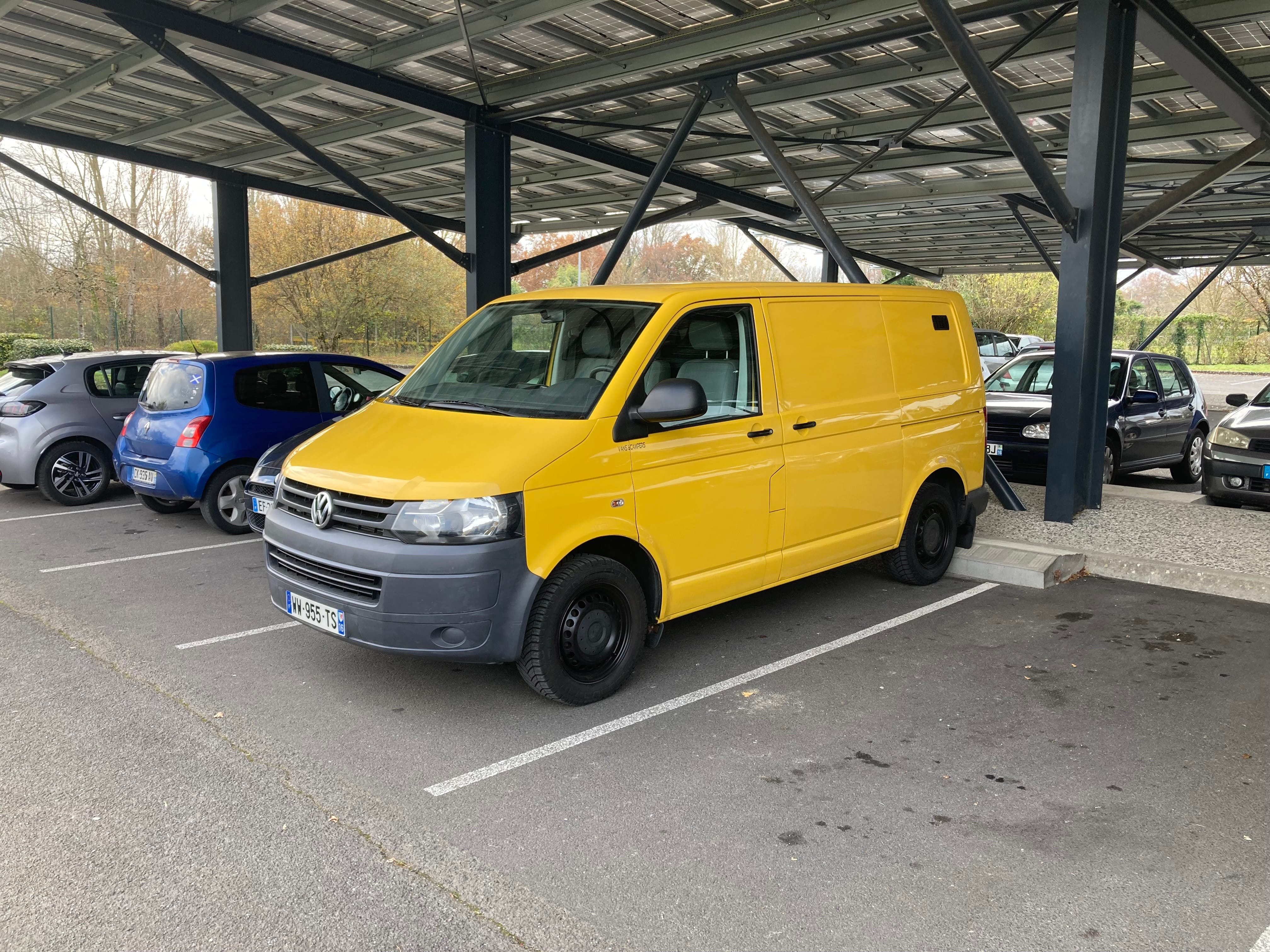 Volkswagen Transporter Camper avec Chaises d'extérieur