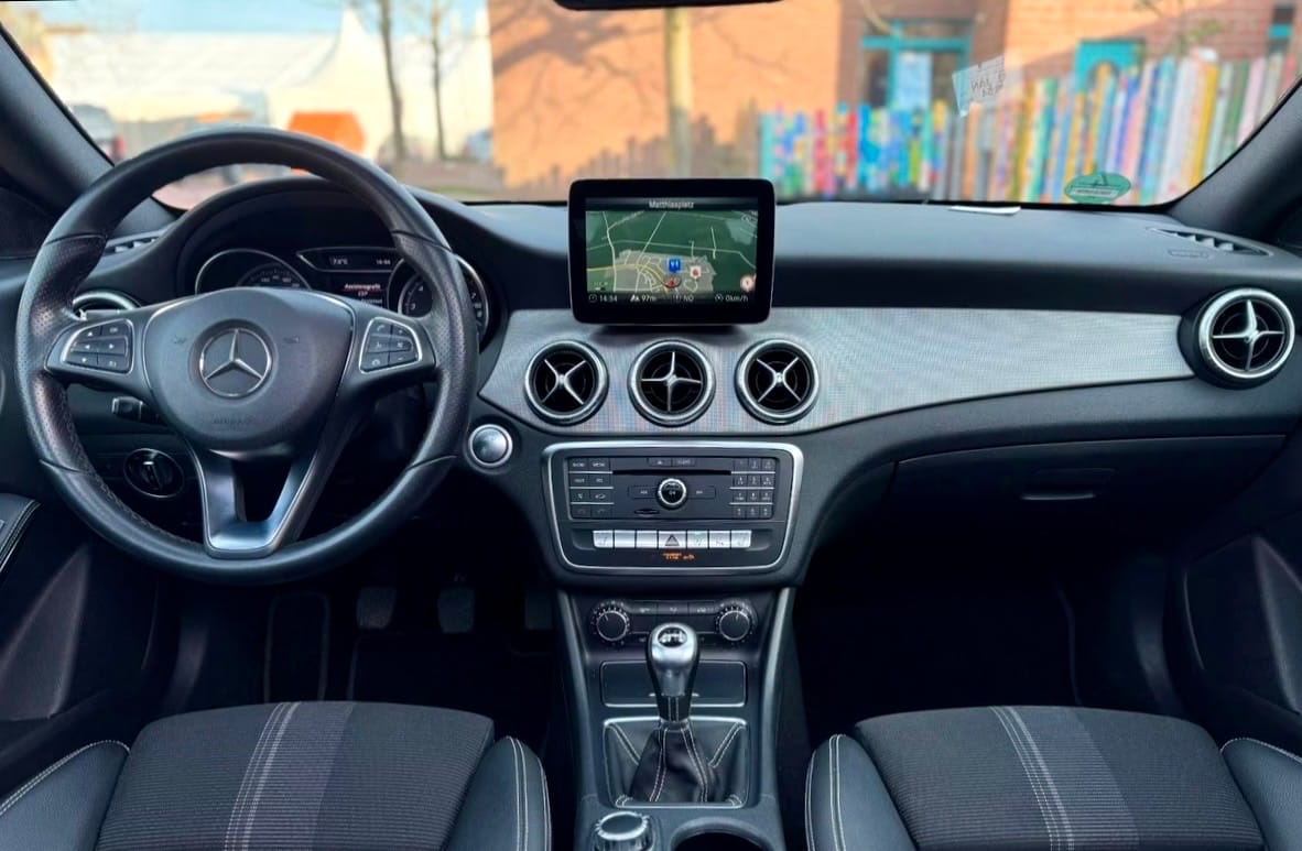 Mercedes-Benz CLA-Klasse Shooting Break mit Navigationsgerät