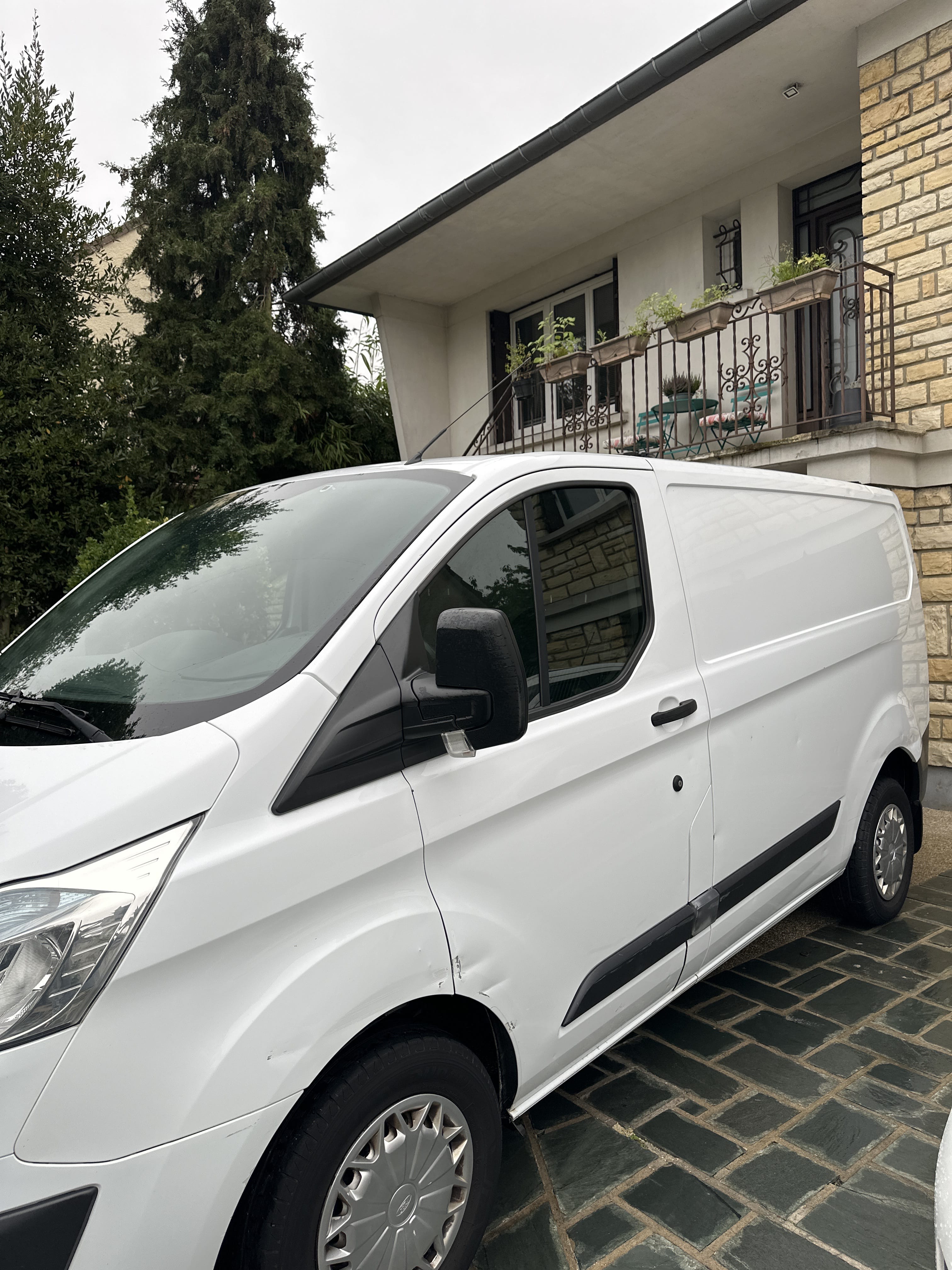 Ford Transit Custom Fourgon Utilitaire 2.2 TDCI (74 KW / 100ch) camion avec Climatisation