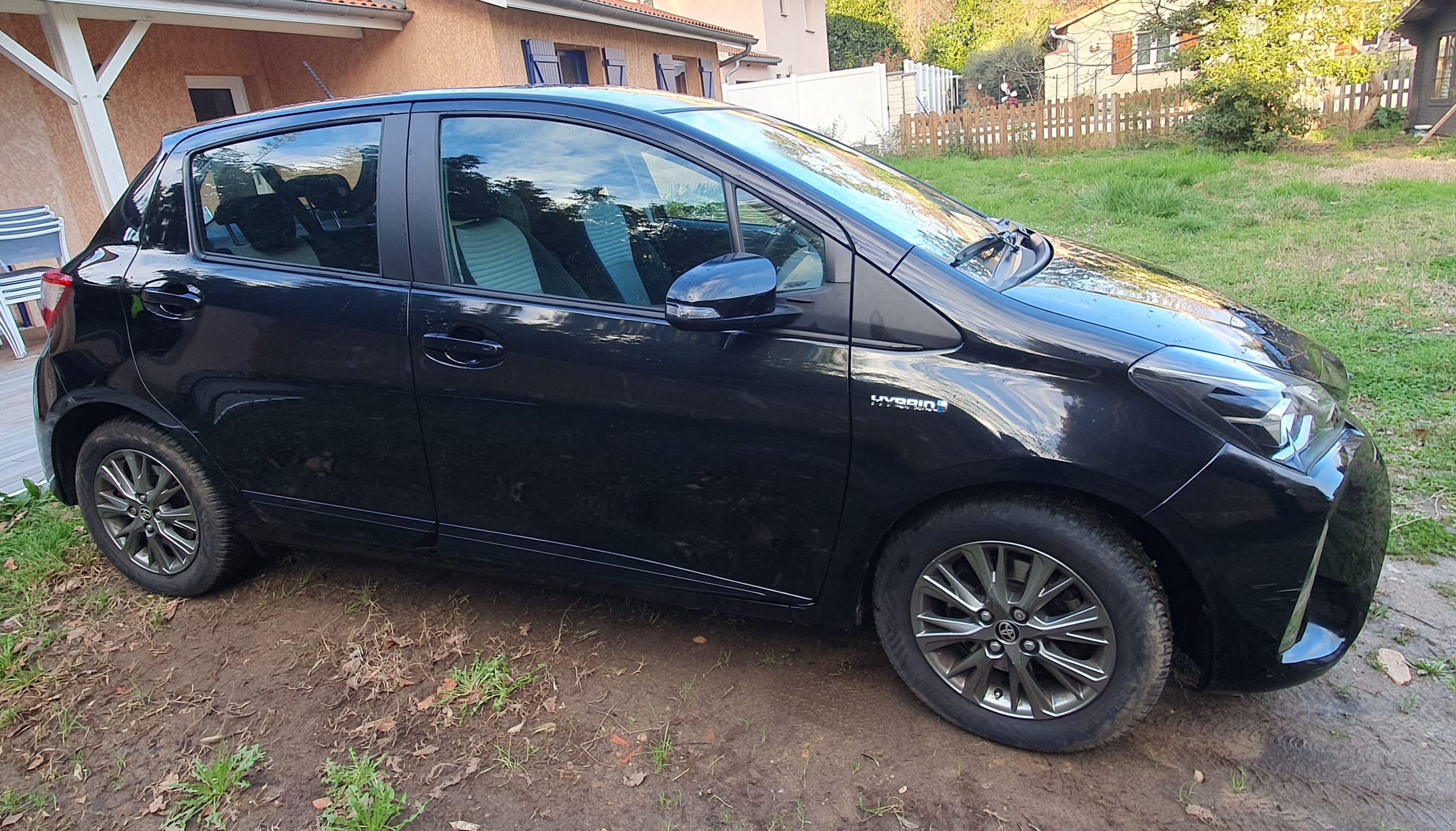Toyota Yaris Hybride, 2019, Essence 98 / Électrique (hybride), automatique
