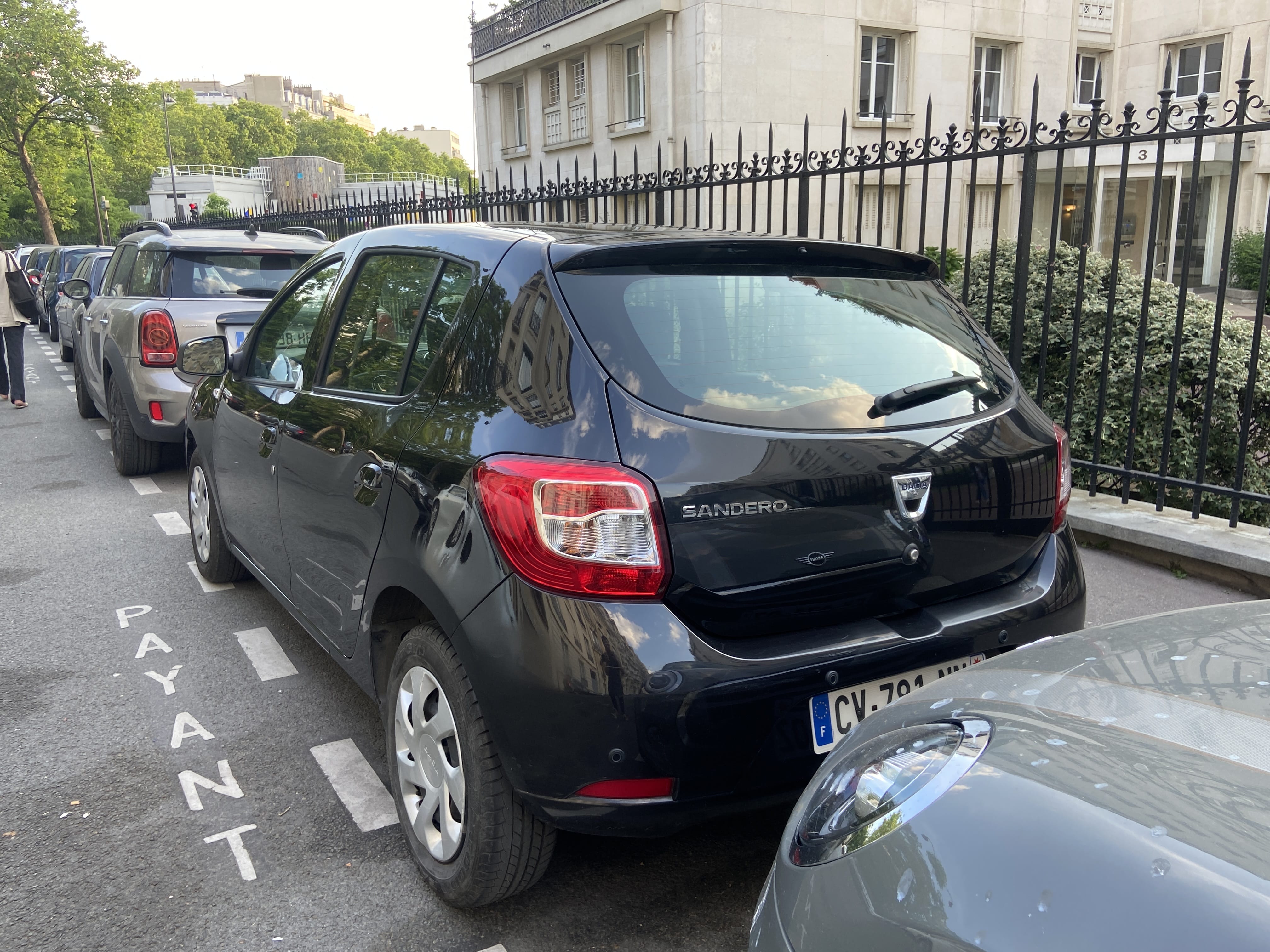 Dacia Sandero Lauréate GPL et essence mit Navigationsgerät