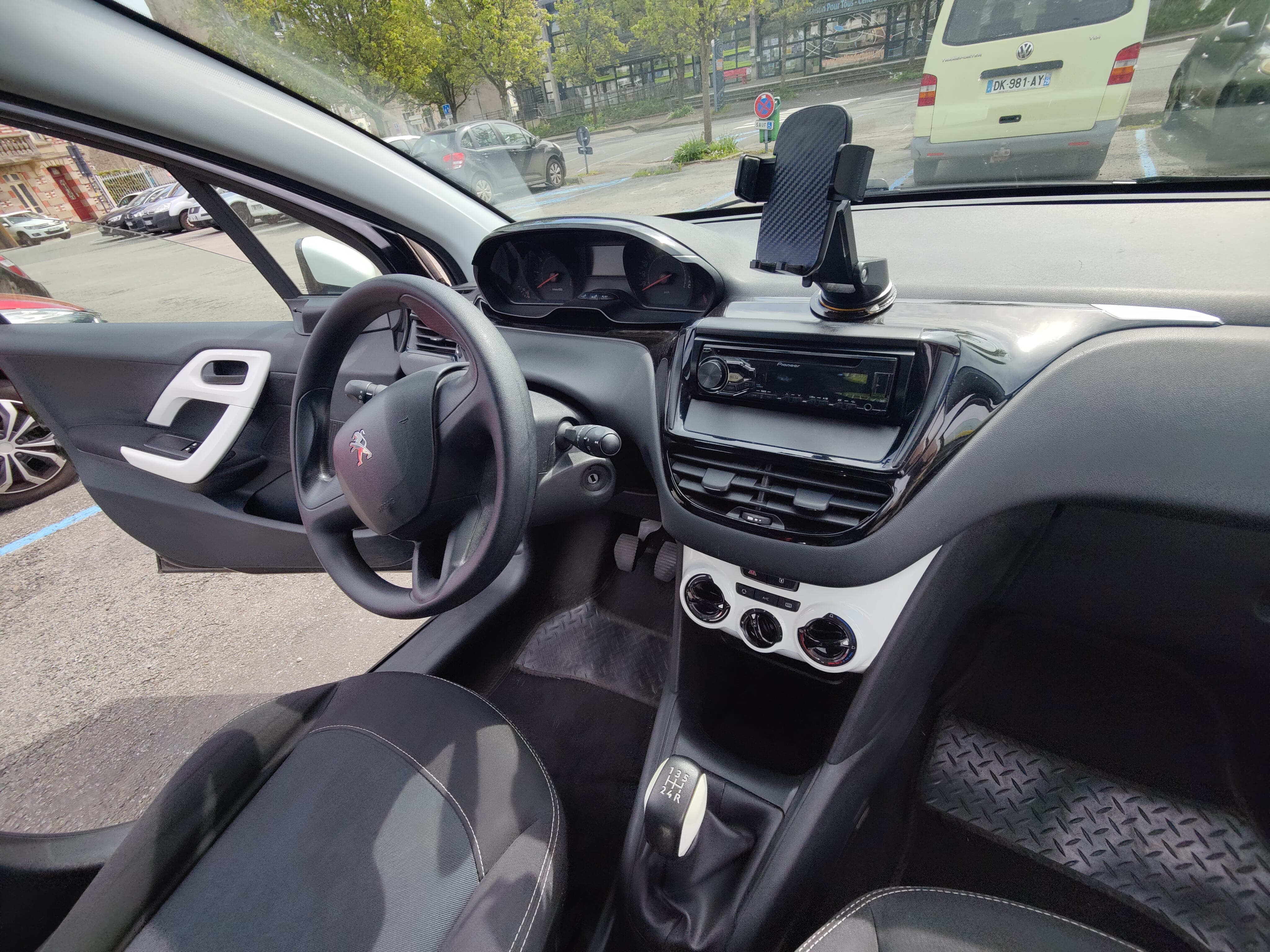 Peugeot 208 avec Autoradio