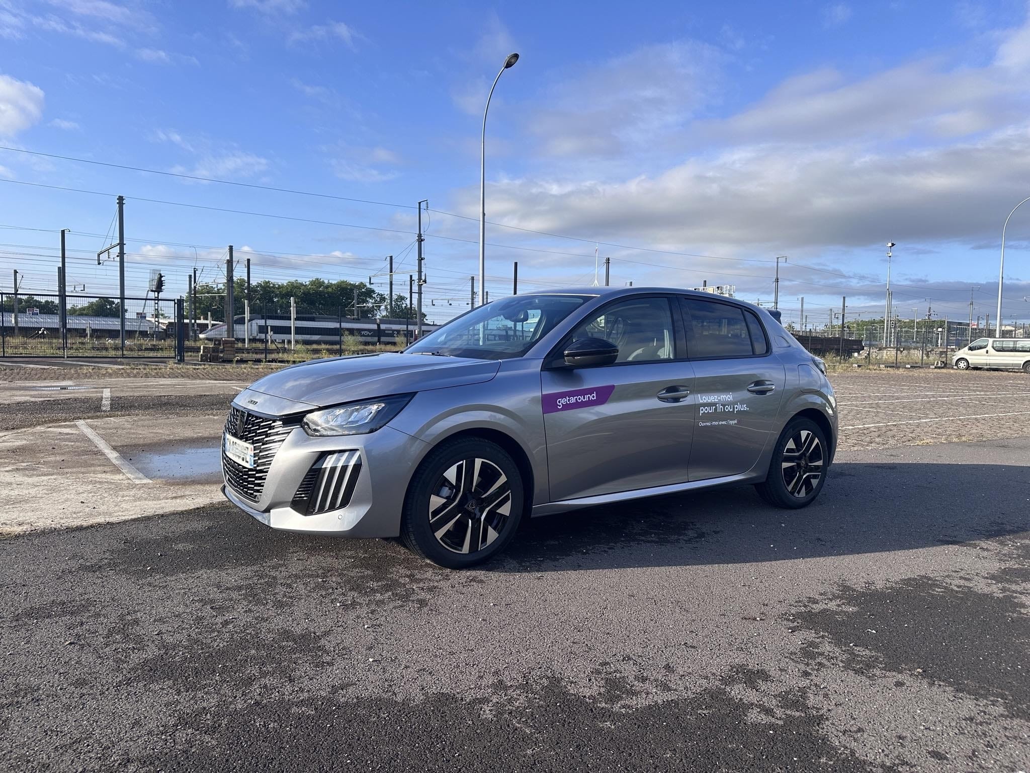 Peugeot 208, 2024, Essence 95 / Électrique (hybride), automatique