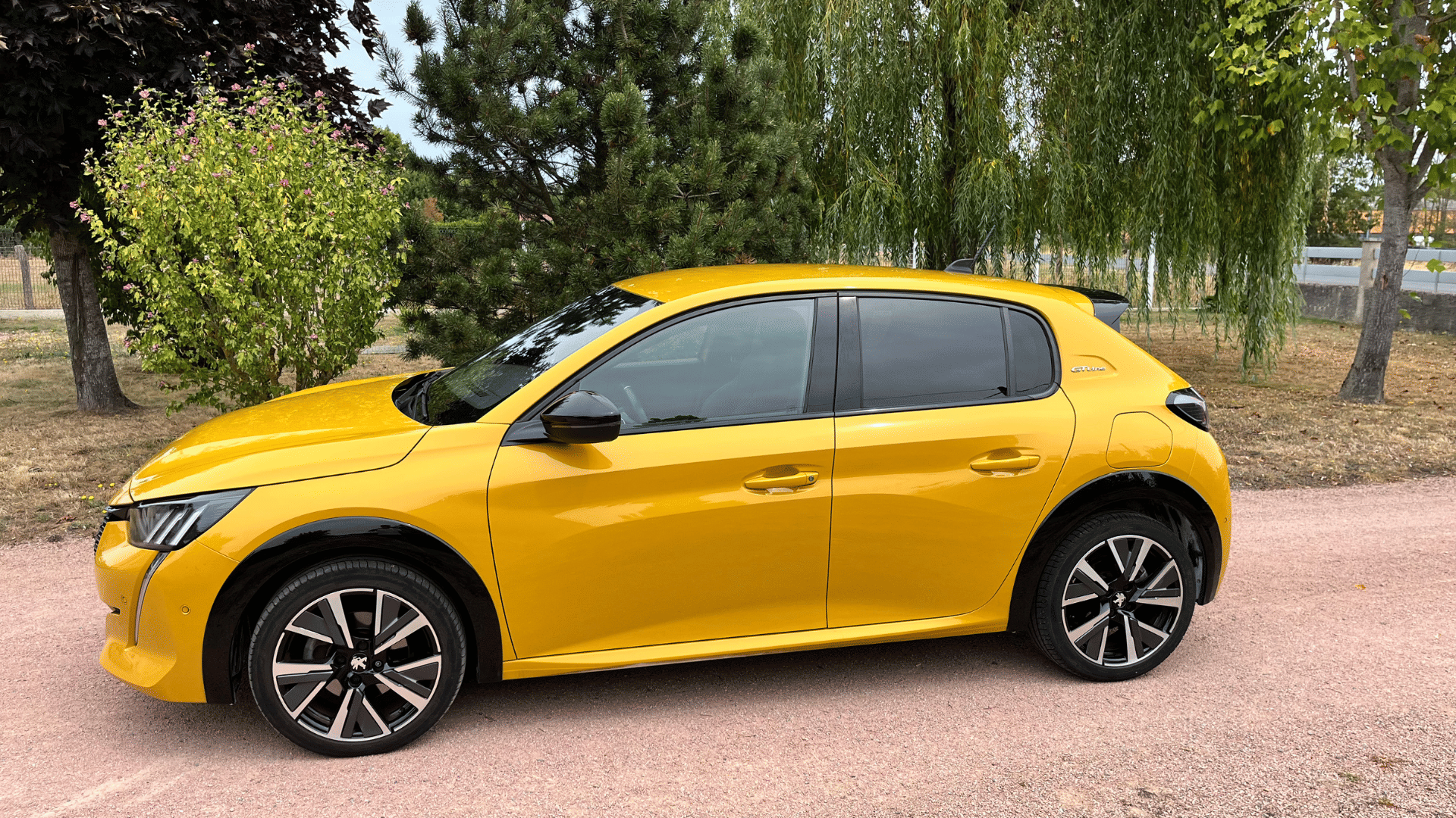 Peugeot 208 GT Line  Boîte Auto •  CarPlay avec Climatisation