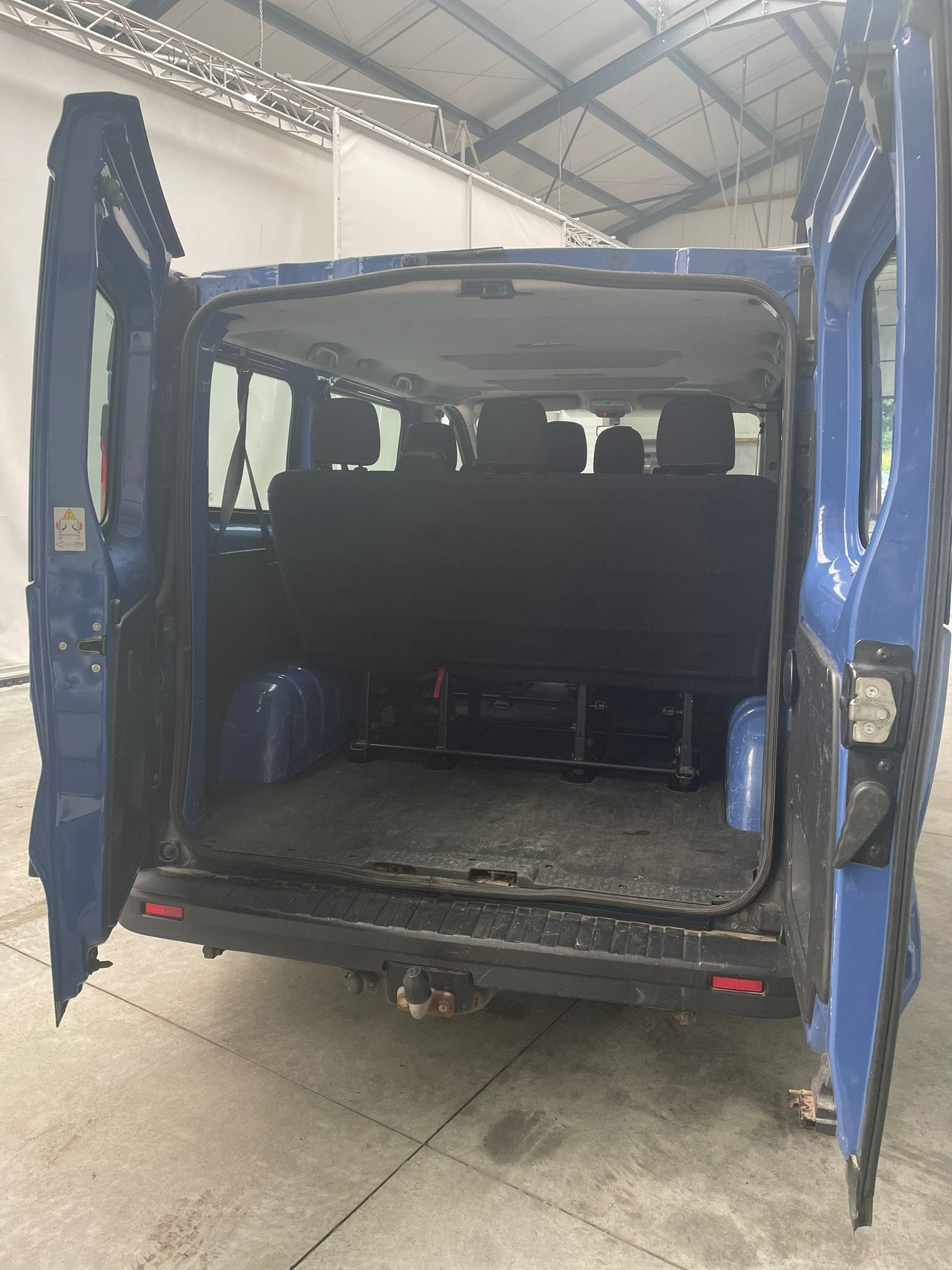 Opel Vivaro Combi avec Attelage