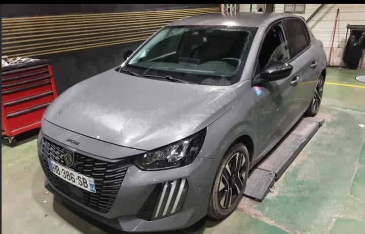 Peugeot 208, 2025, Essence 95 / Électrique (hybride), automatique