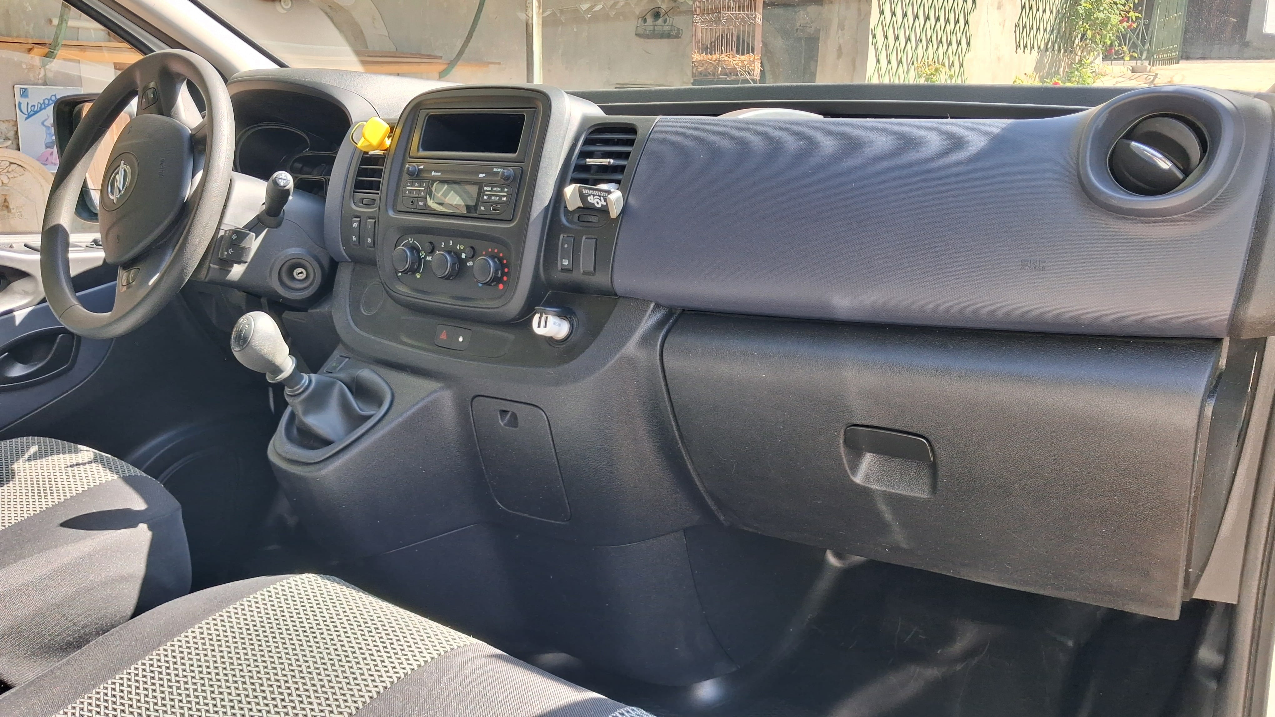 Opel Vivaro Combi avec Attelage