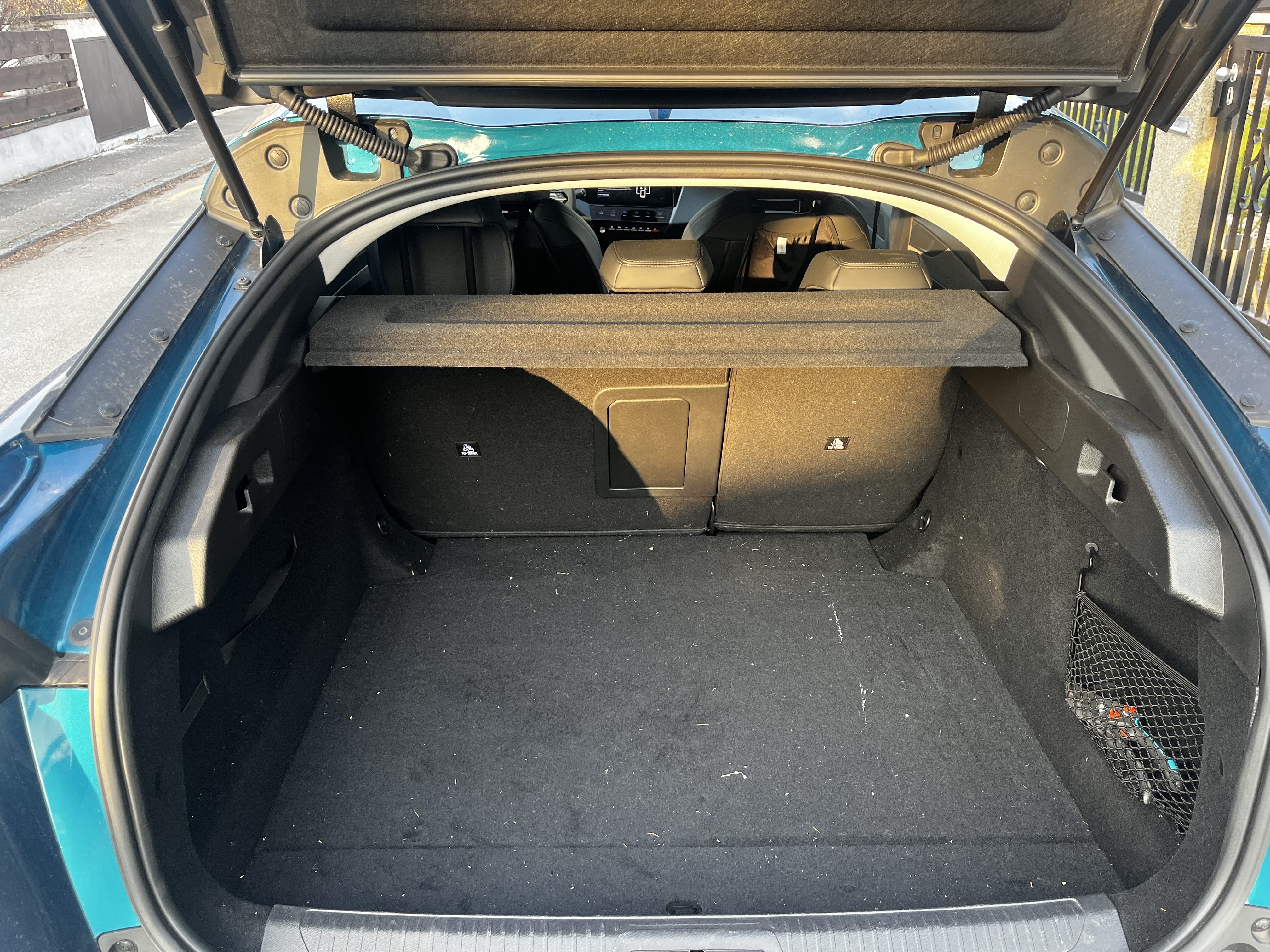 Peugeot 408 with Backup camera