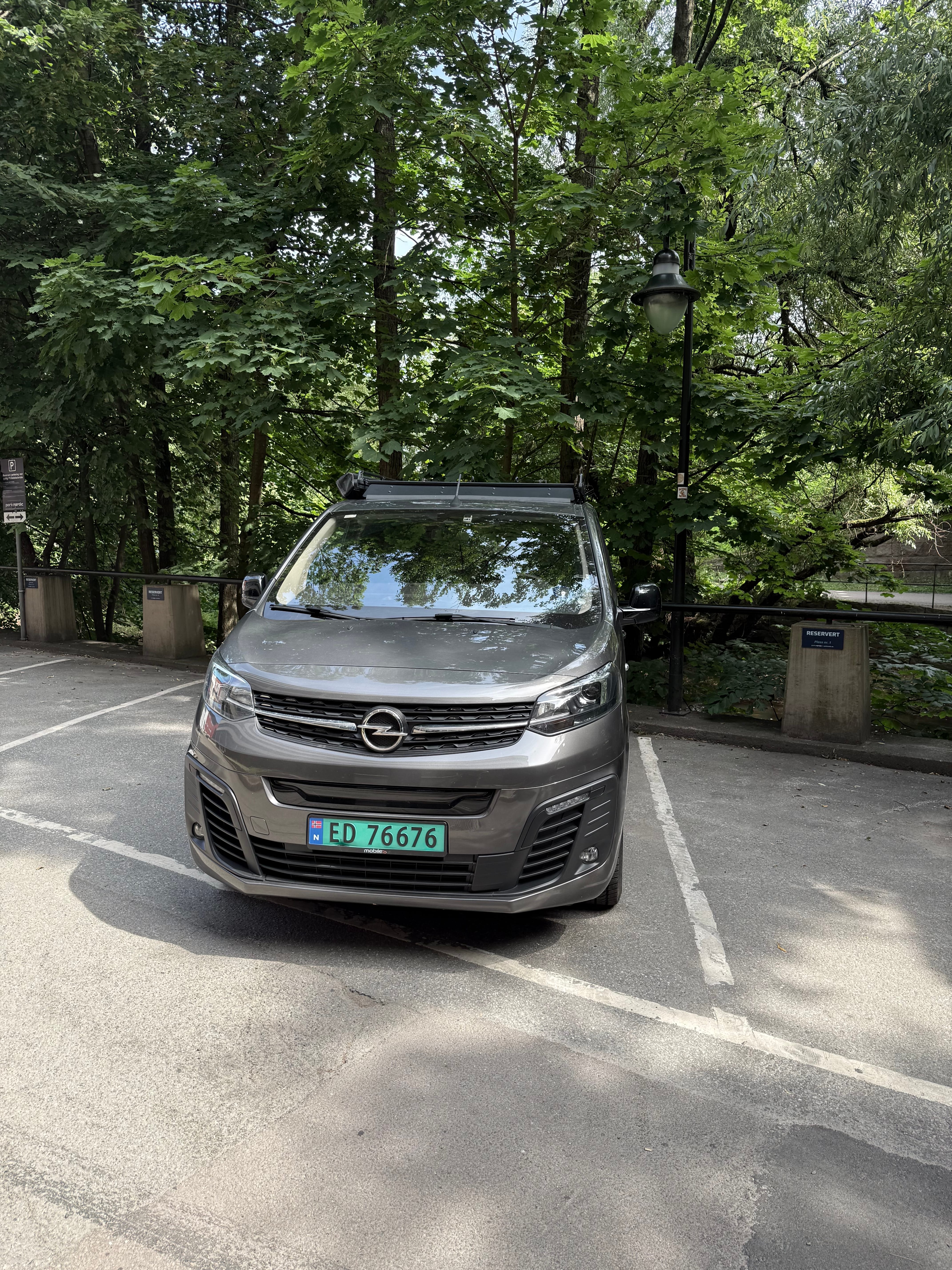 Opel Vivaro mit Navigationsgerät