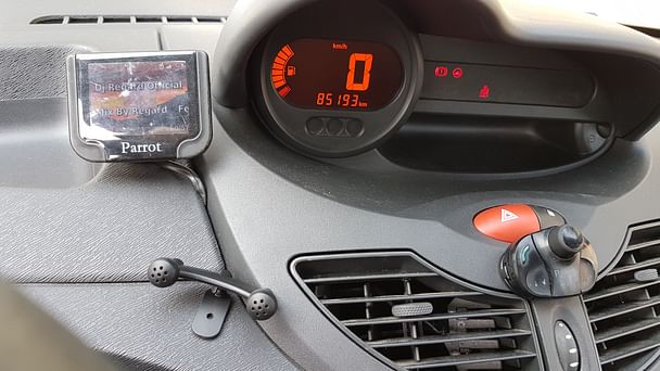 Renault Twingo Gare - Arrêt Voltaire Tram L3 - Bluetooth