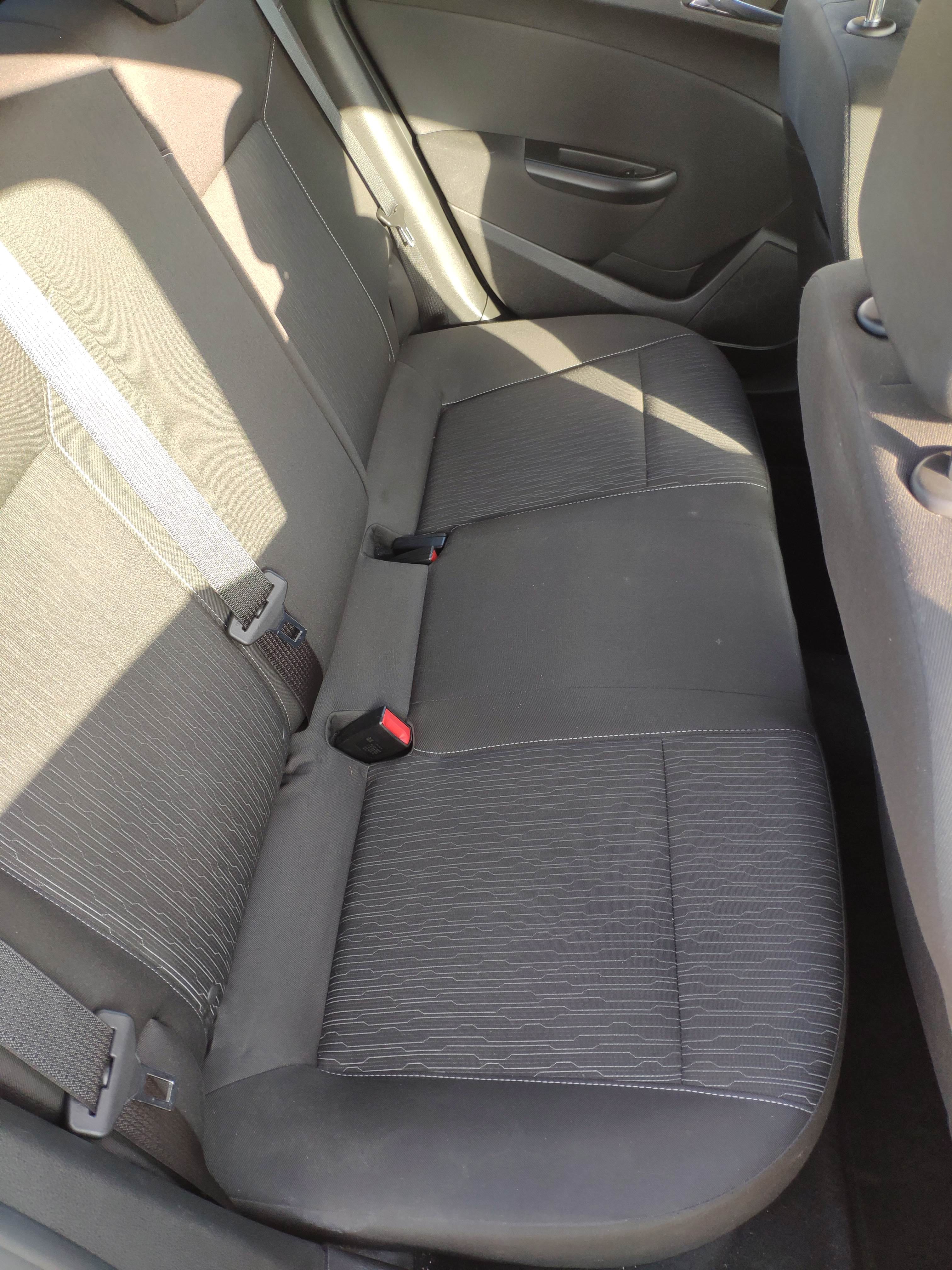 Opel Astra J 1.4L turbo essence avec Entrée audio / iPod