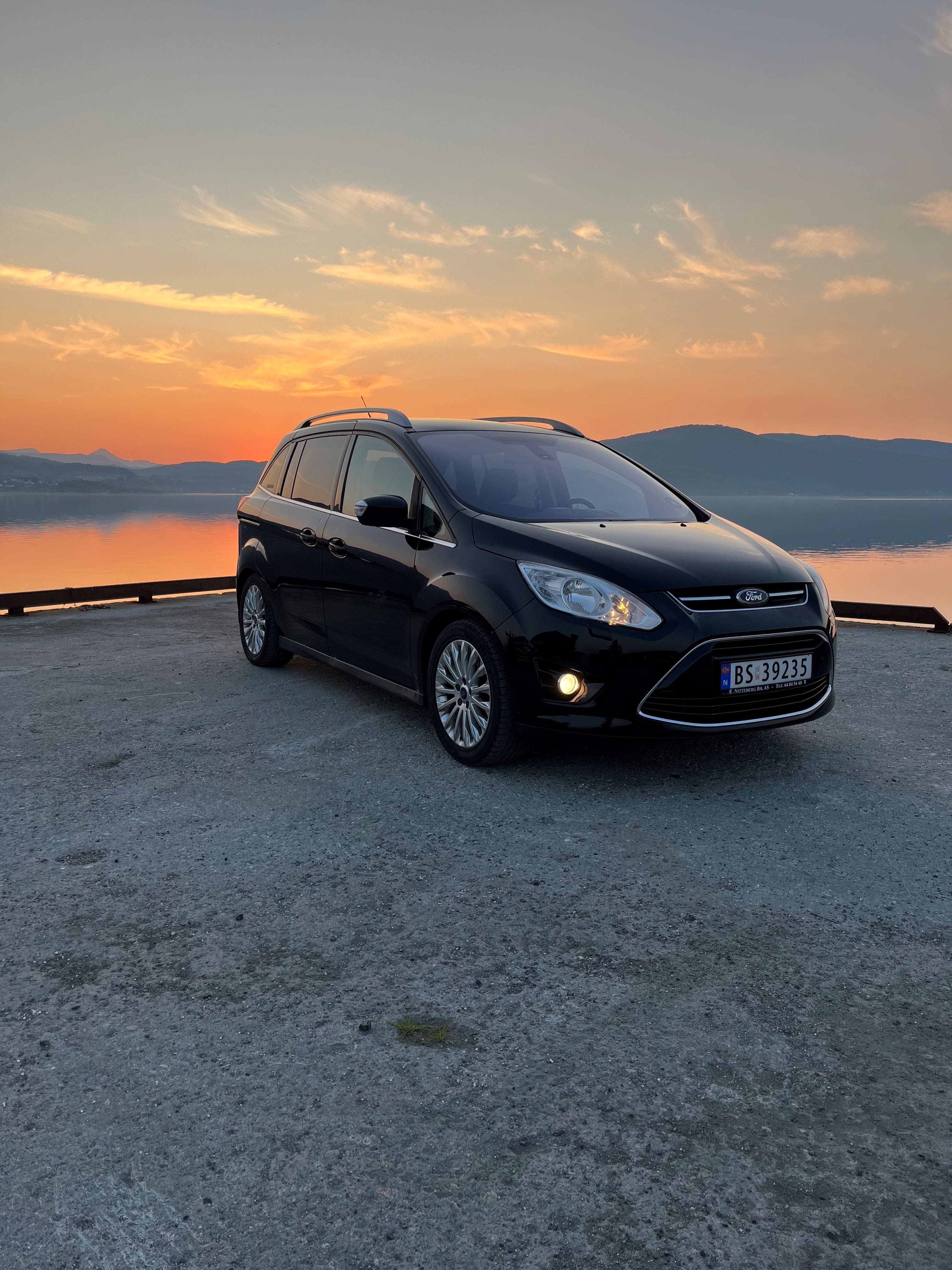 Ford C-Max Brand new spike tires, 2012, Diesel, 7 seter