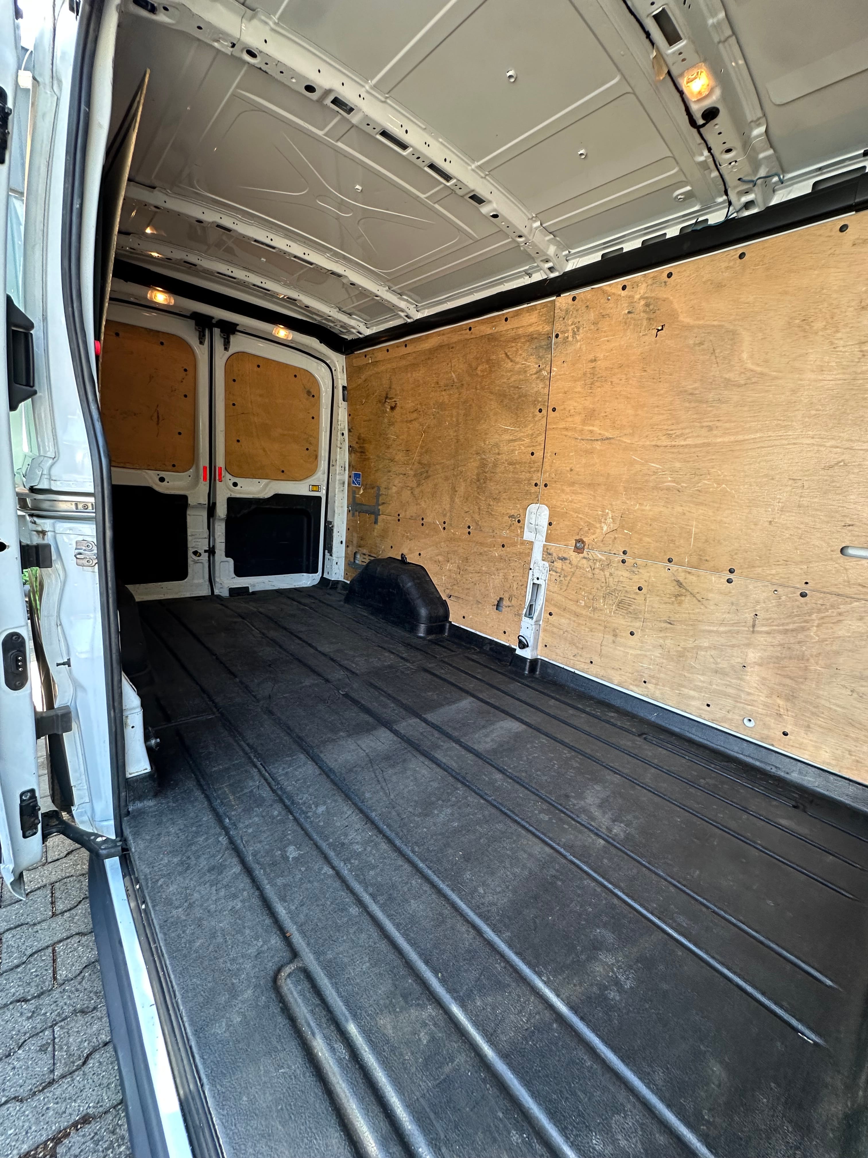 Ford Transit 350 mit Bluetooth-Audio