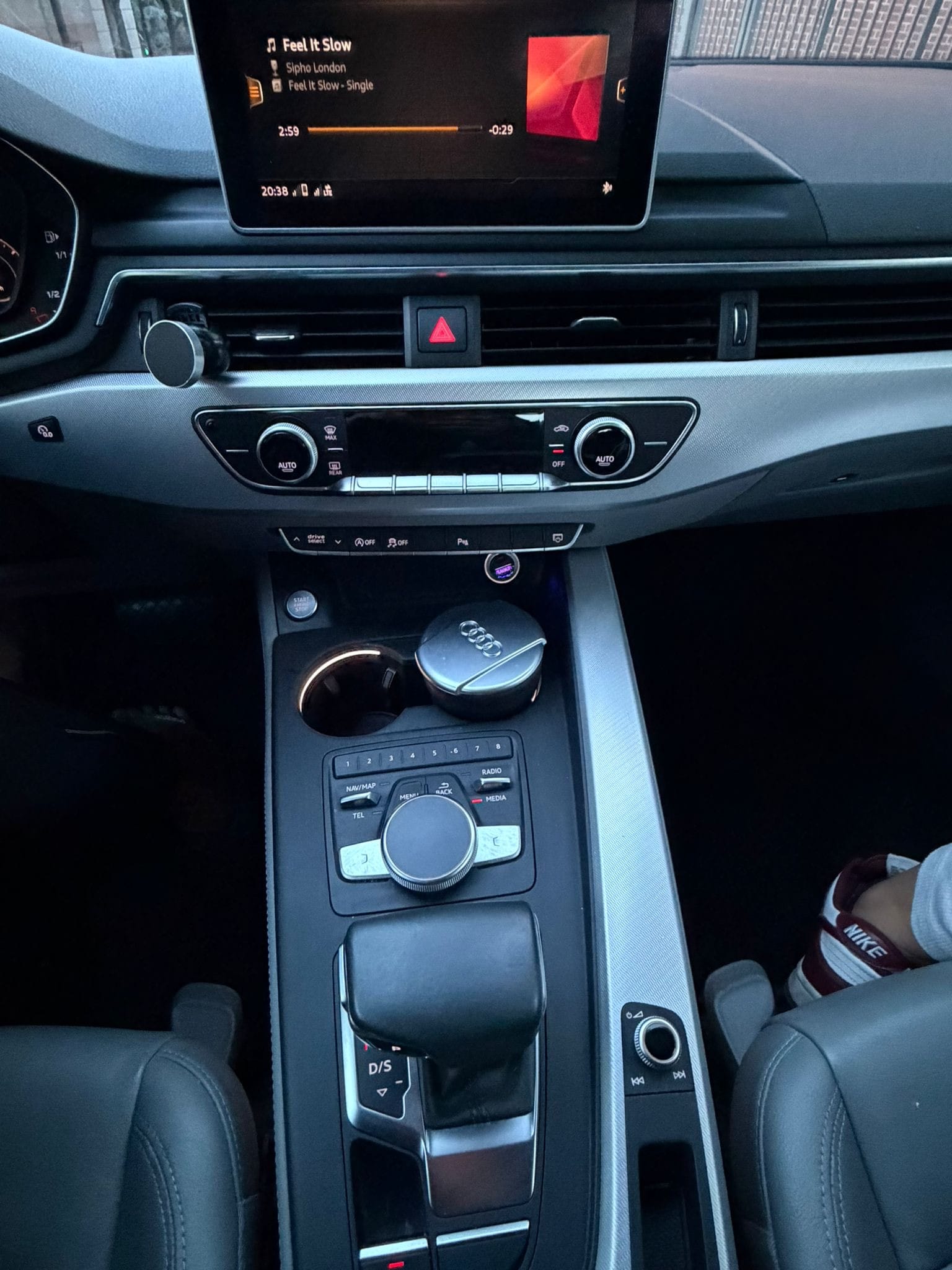 Audi A4 2.0T Premium 2.0 TDI DESIGN LUXE avec Audio Bluetooth