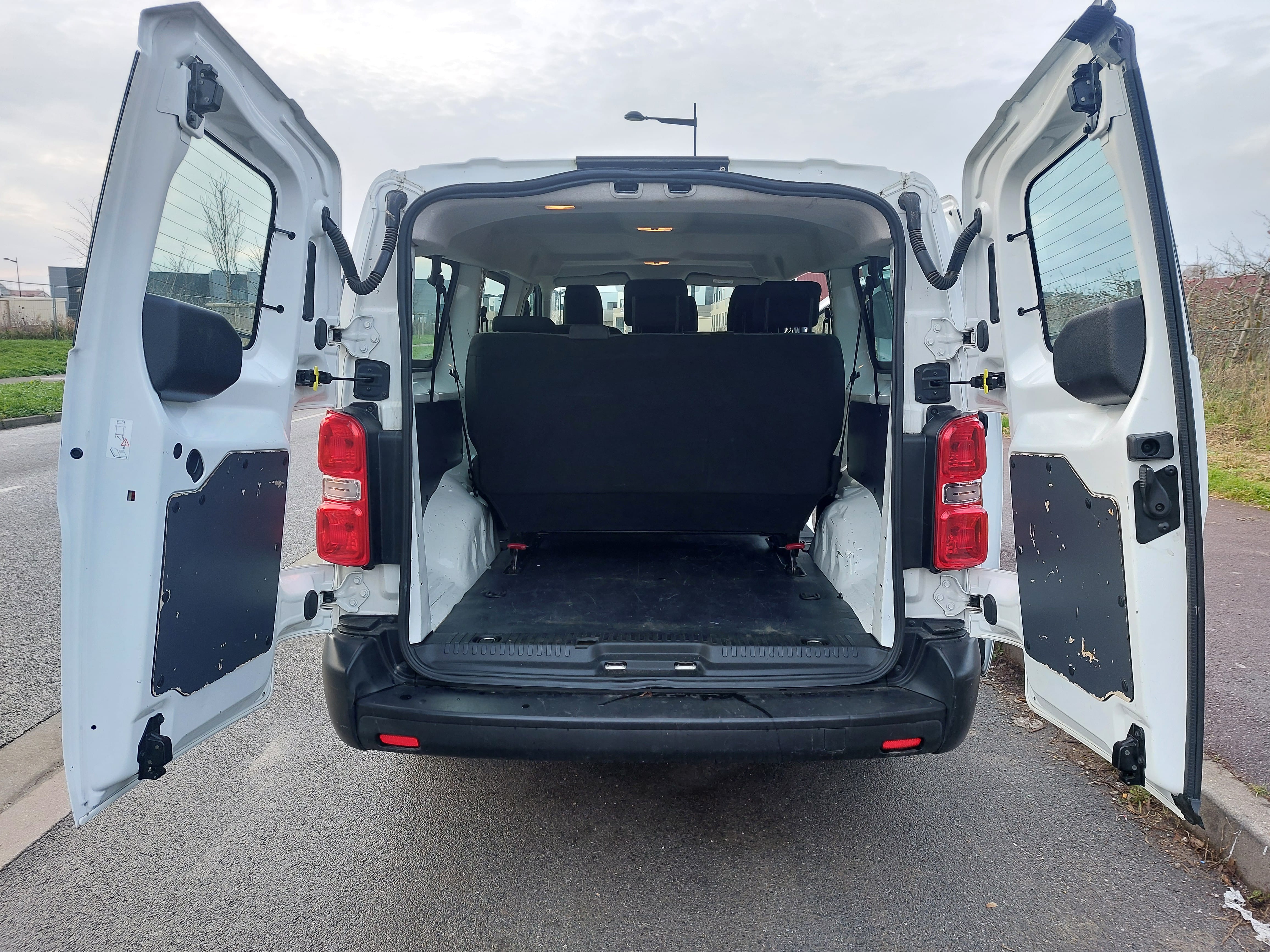 Peugeot Expert Combi Hauteur Idéale pour se garer dans les parkings en sous-sols