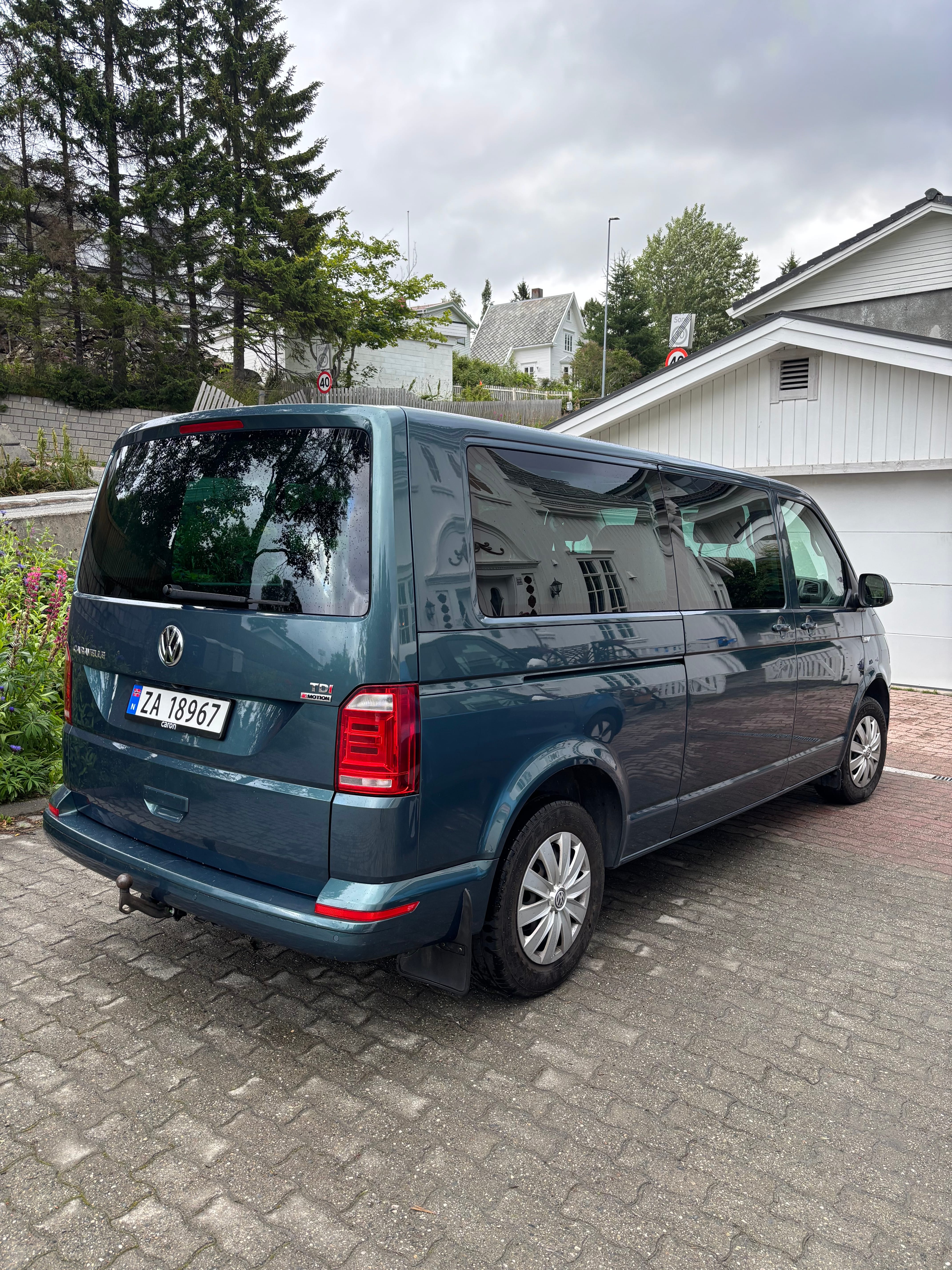 Volkswagen Caravelle with Backup camera