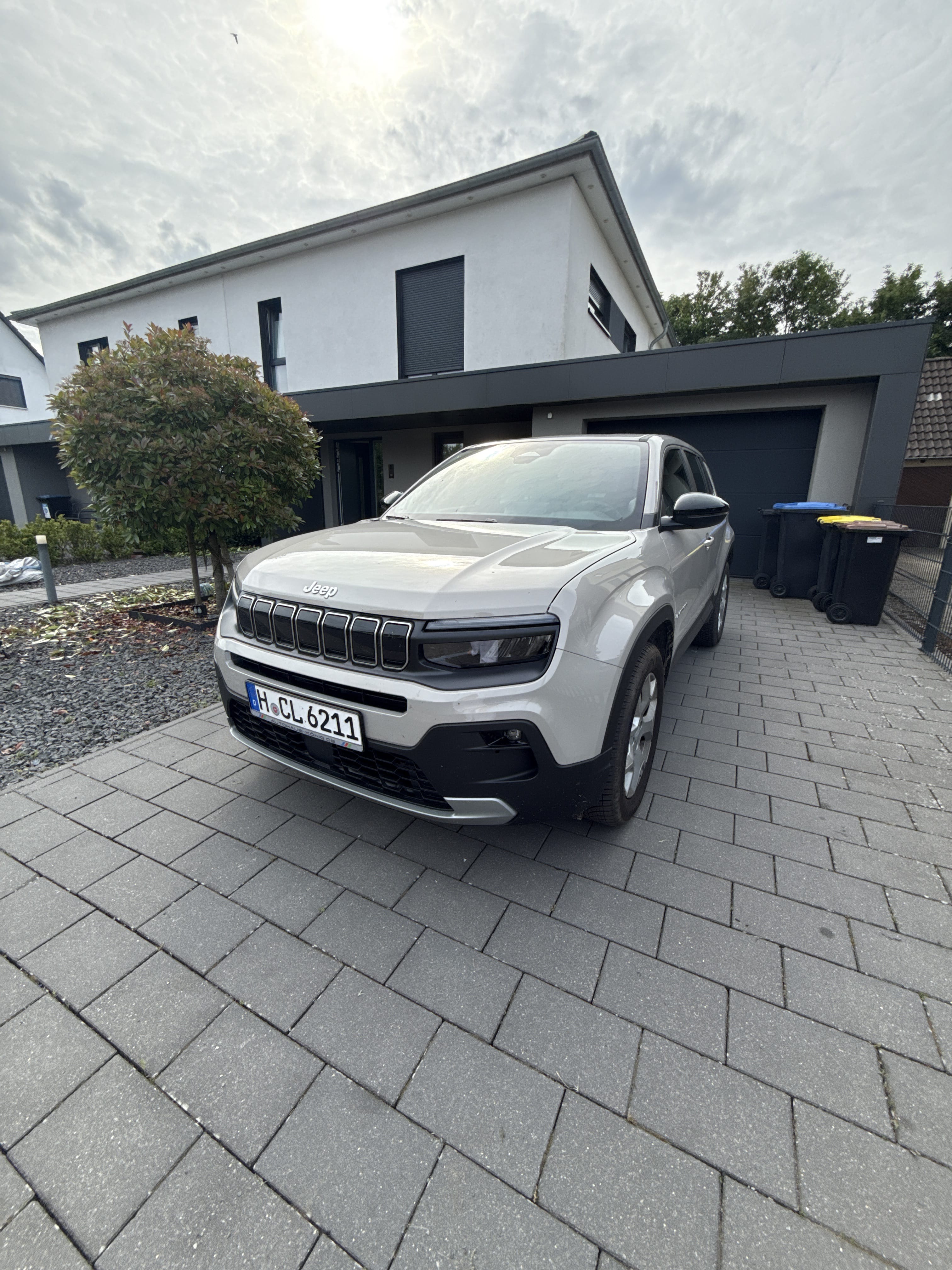 Jeep Avenger mit Navigationsgerät