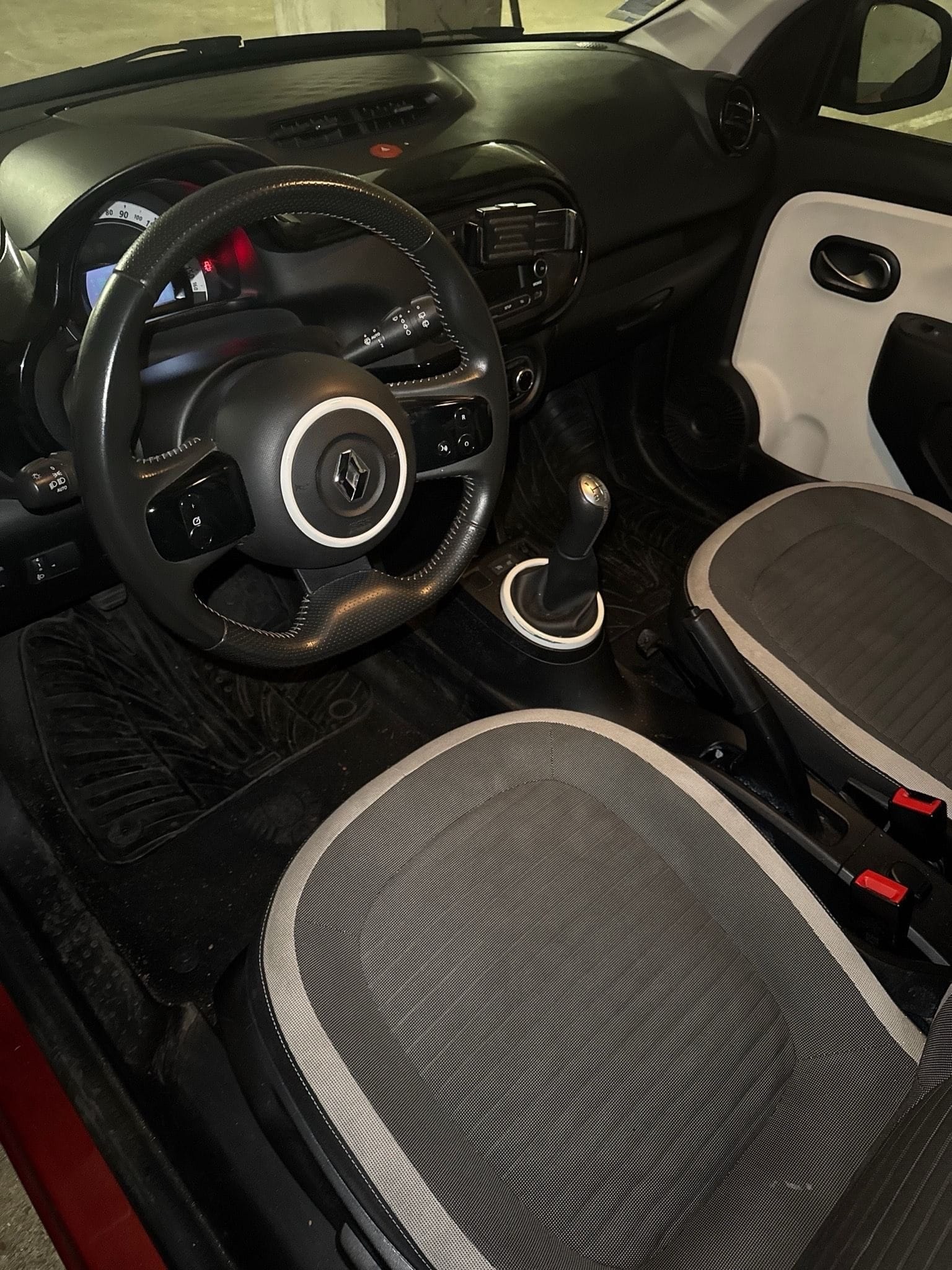 Renault Twingo DV400GK avec Entrée audio / iPod