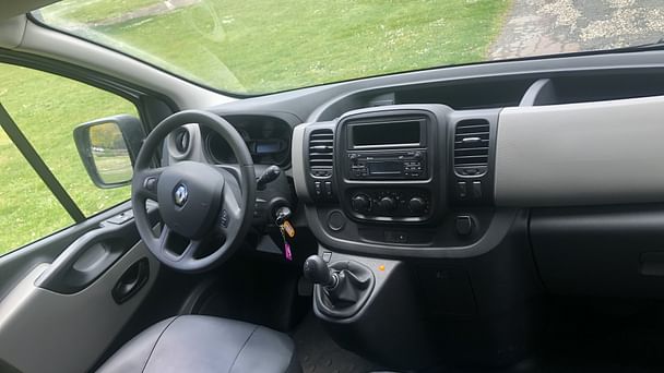 Renault Trafic Passenger Louez le Renault Trafic 9 places – Espace, Confort et Économie pour Tous Déplacements avec GPS