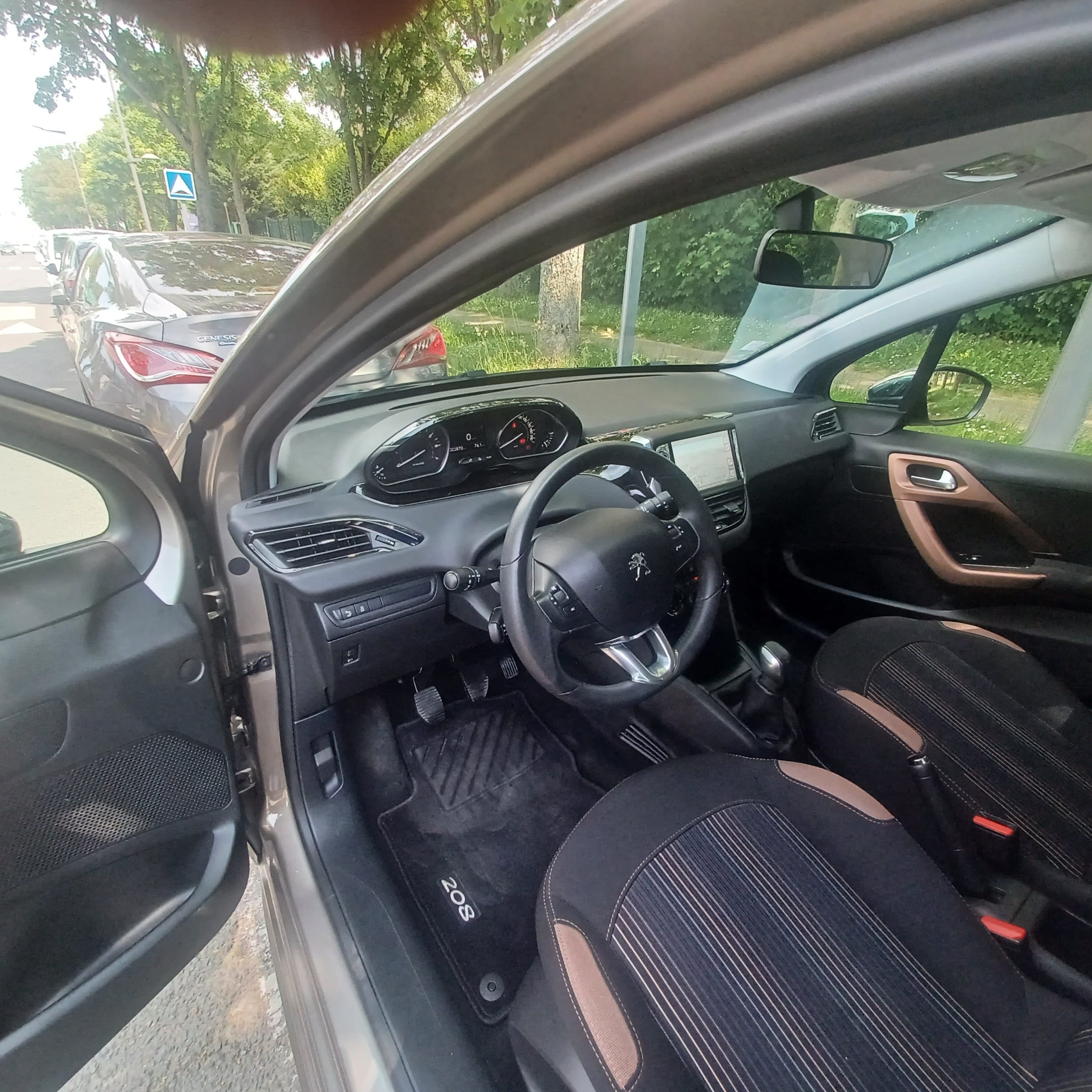 Peugeot 208 avec GPS