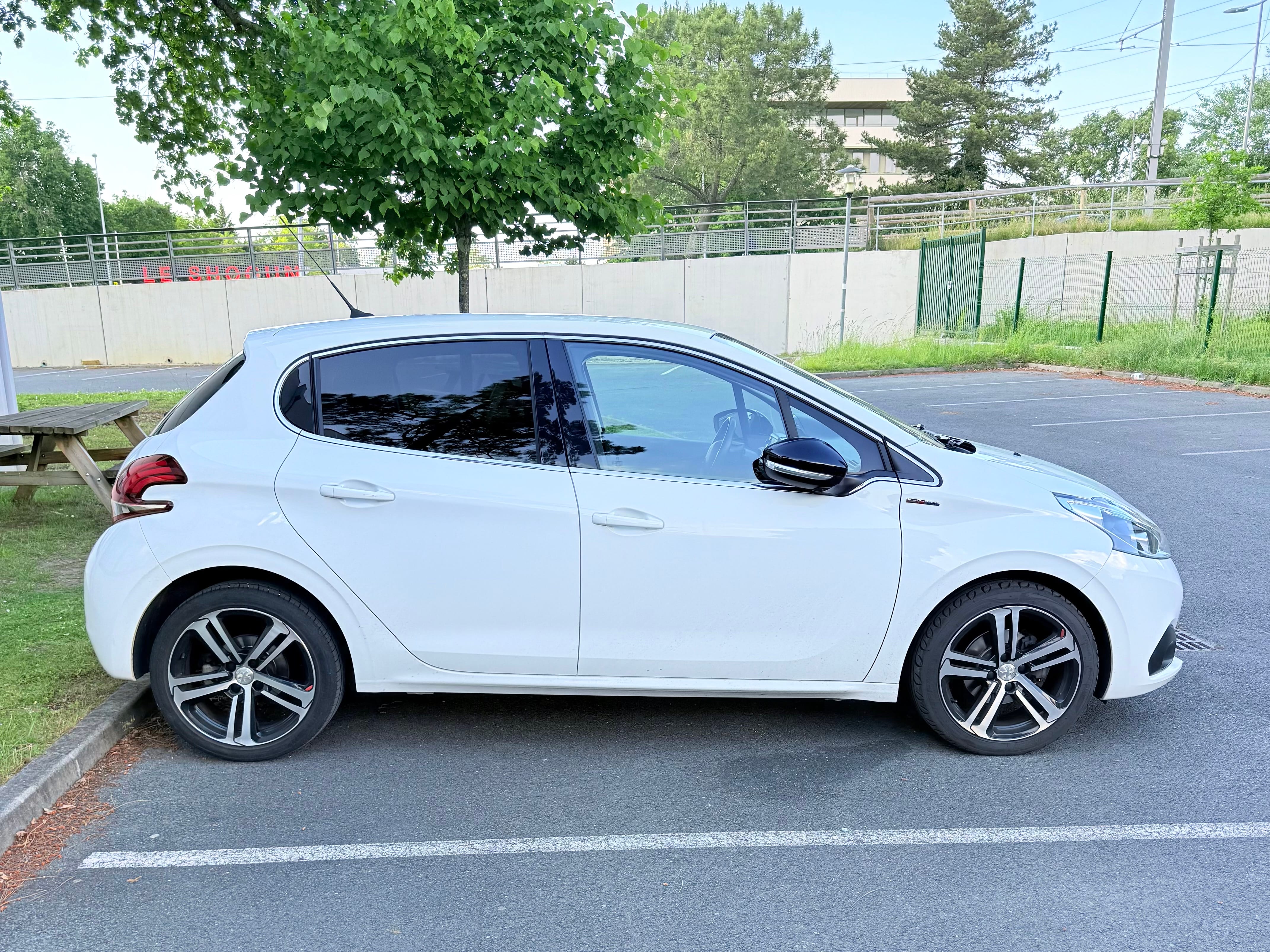Peugeot 208 GT Line 110ch avec Climatisation