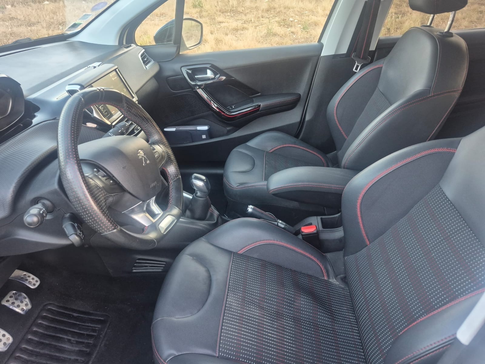 Peugeot 208 avec Autoradio