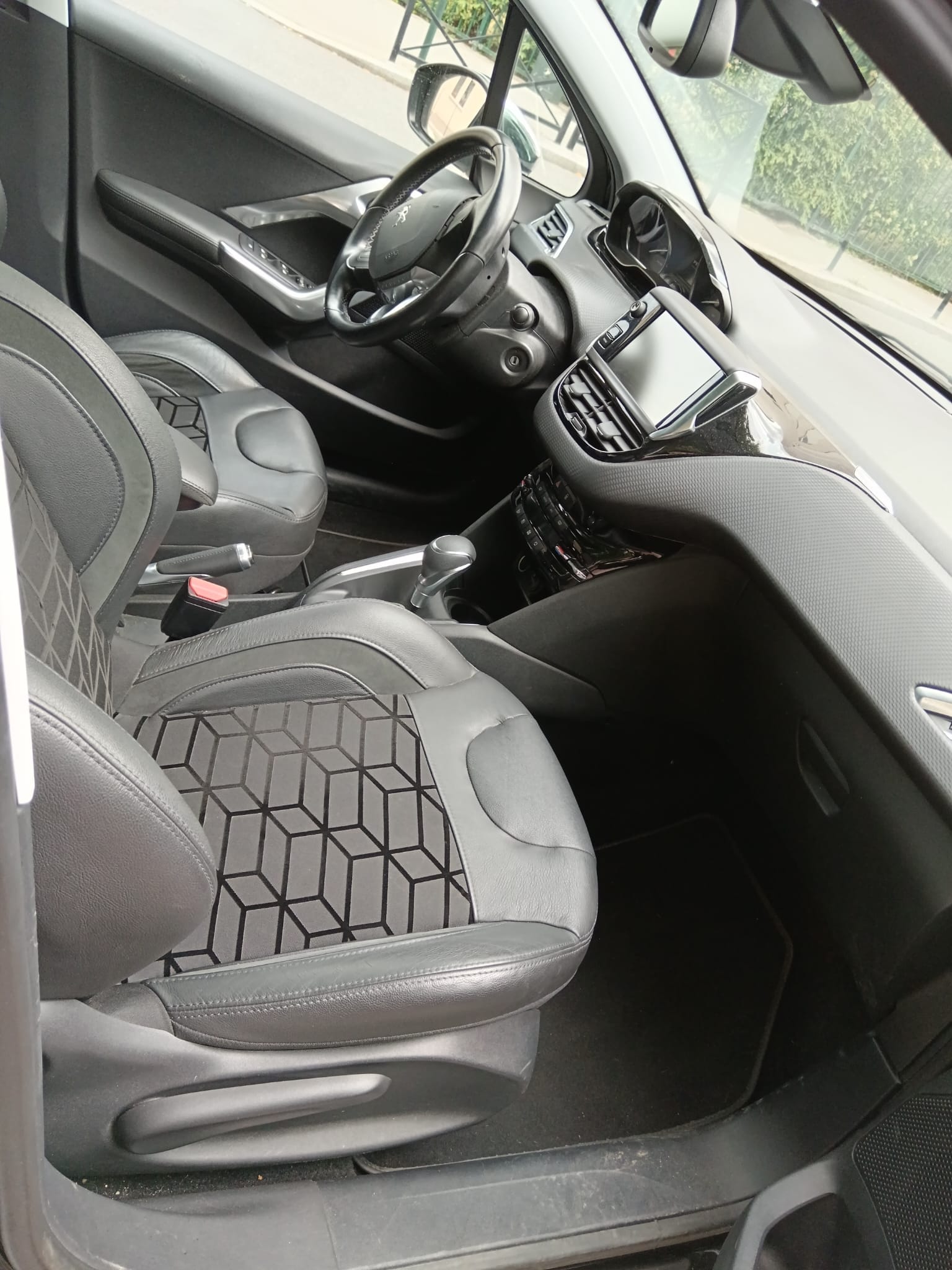 Peugeot 208 avec Siège bébé