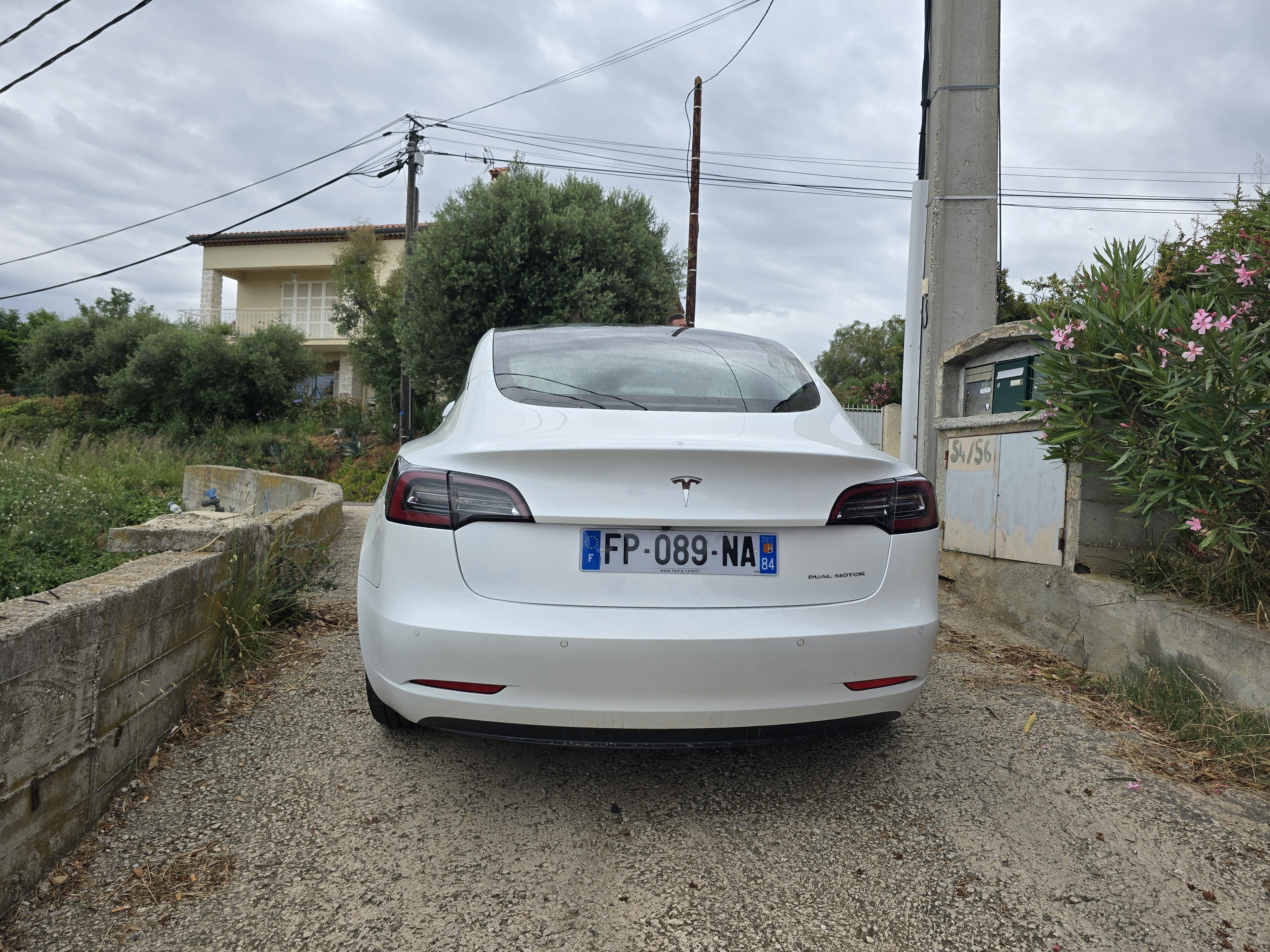 Tesla Model 3 Grande autonomie mit Navigationsgerät