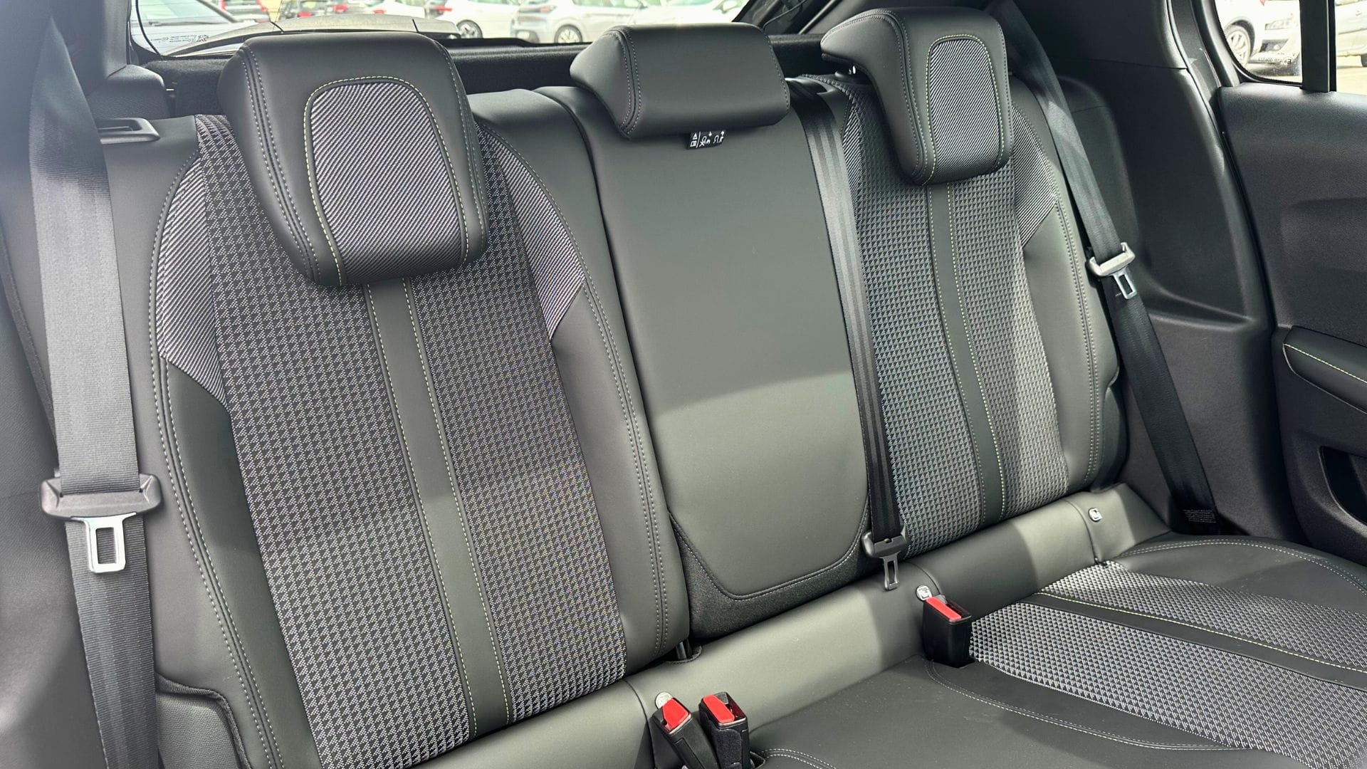 Peugeot 208 GT Line Grise | AUTO | Éco 5.4L | GARE ST-JEAN (750m) avec Pneus neige