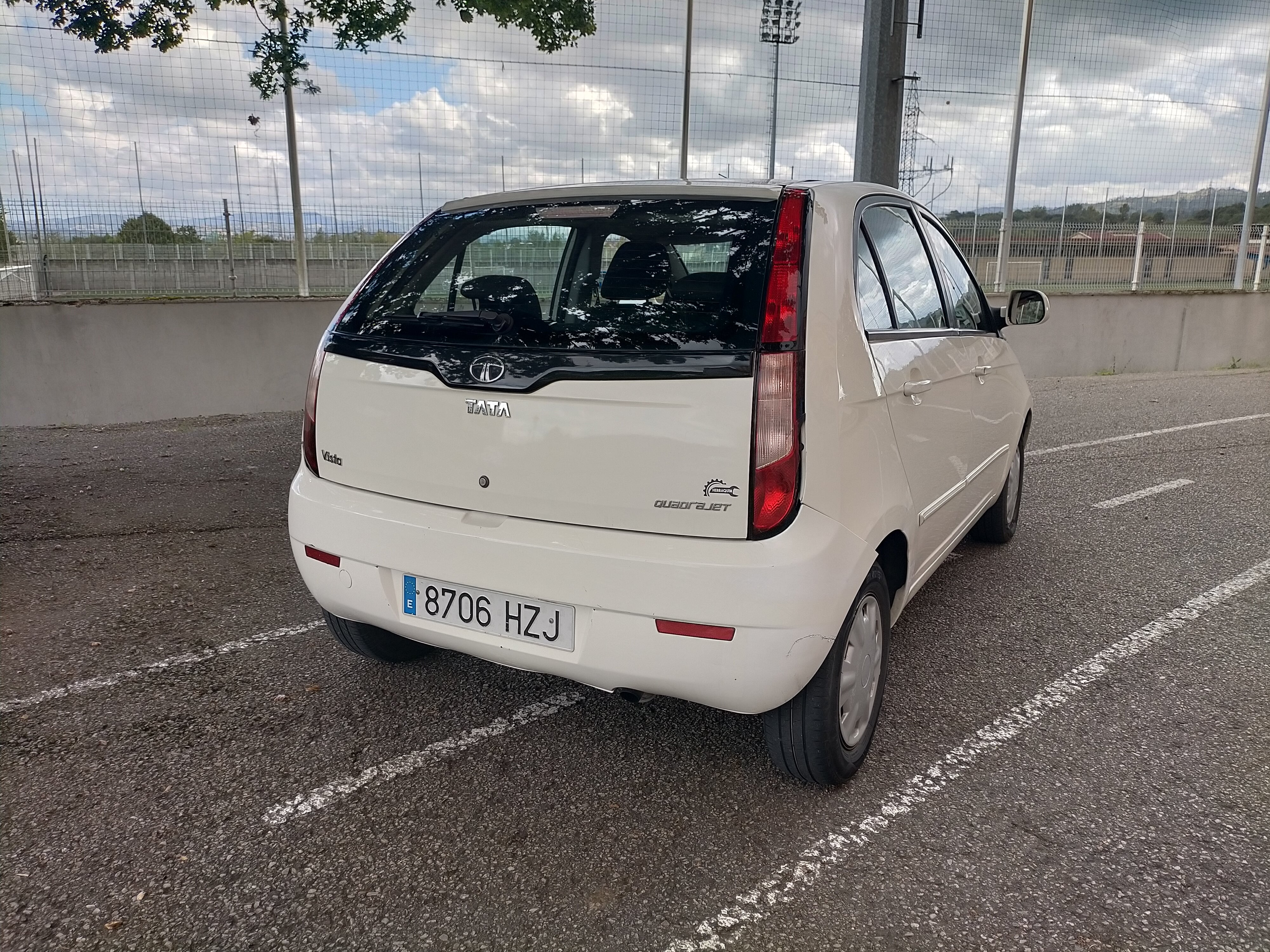 Tata Motors Vista con Audio Bluetooth