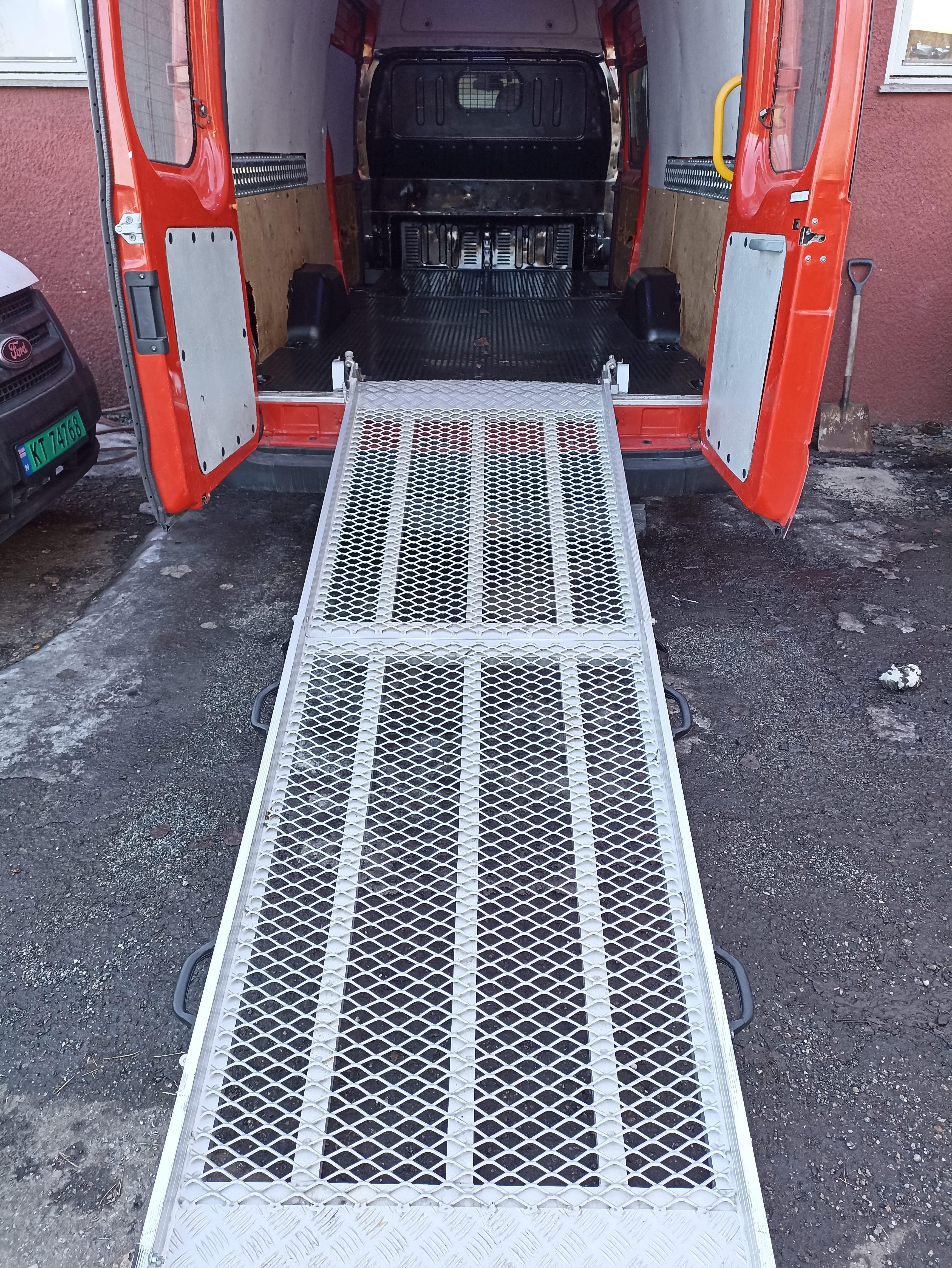 Ford Transit Connect Flyttebil med rampe