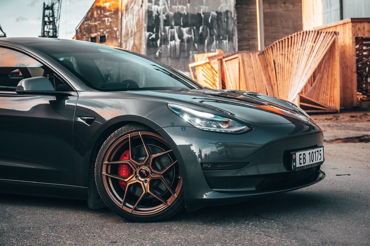 Tesla Model 3 Performance med Bluetooth audio