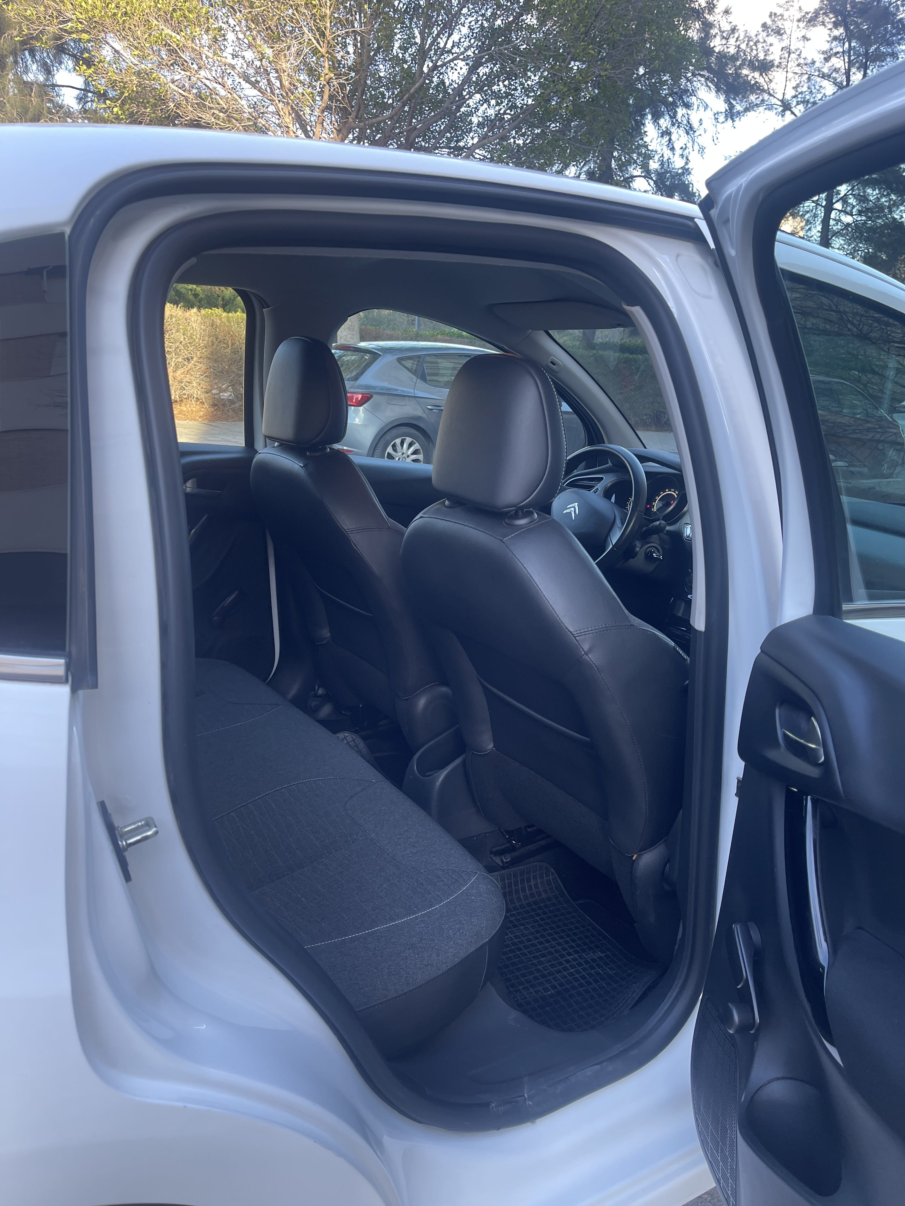 Citroen C3 mit Kindersitz
