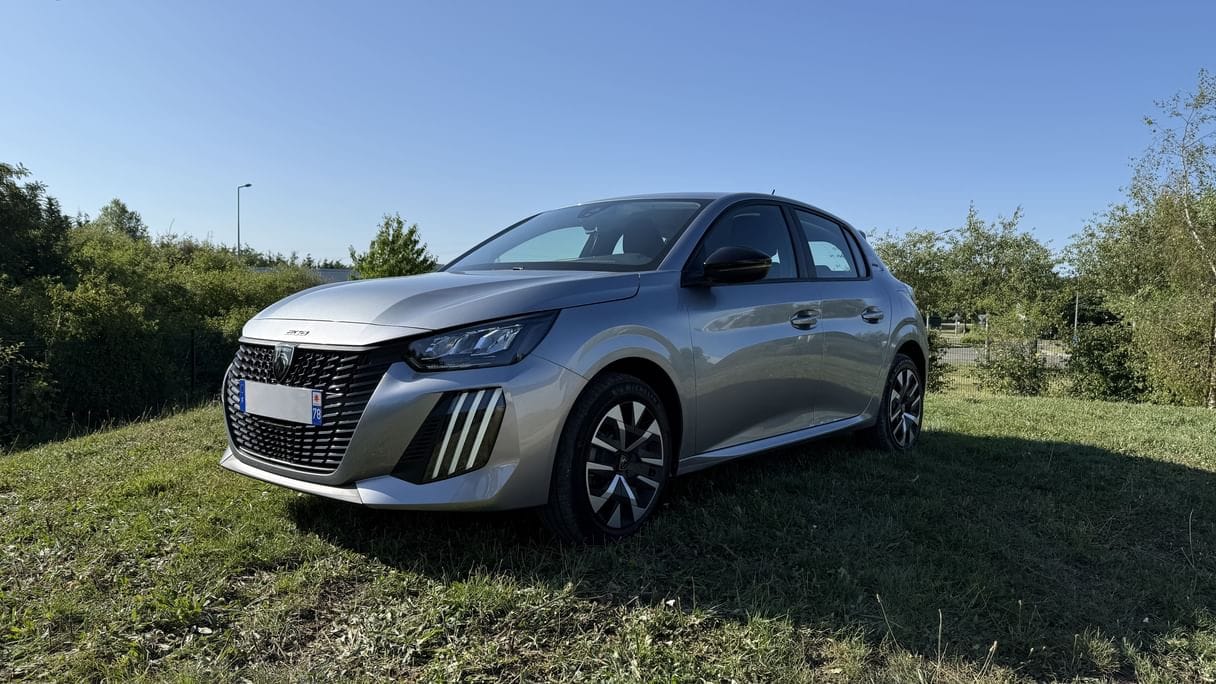 Peugeot 208, 2025, Essence 95 / Électrique (hybride), automatique