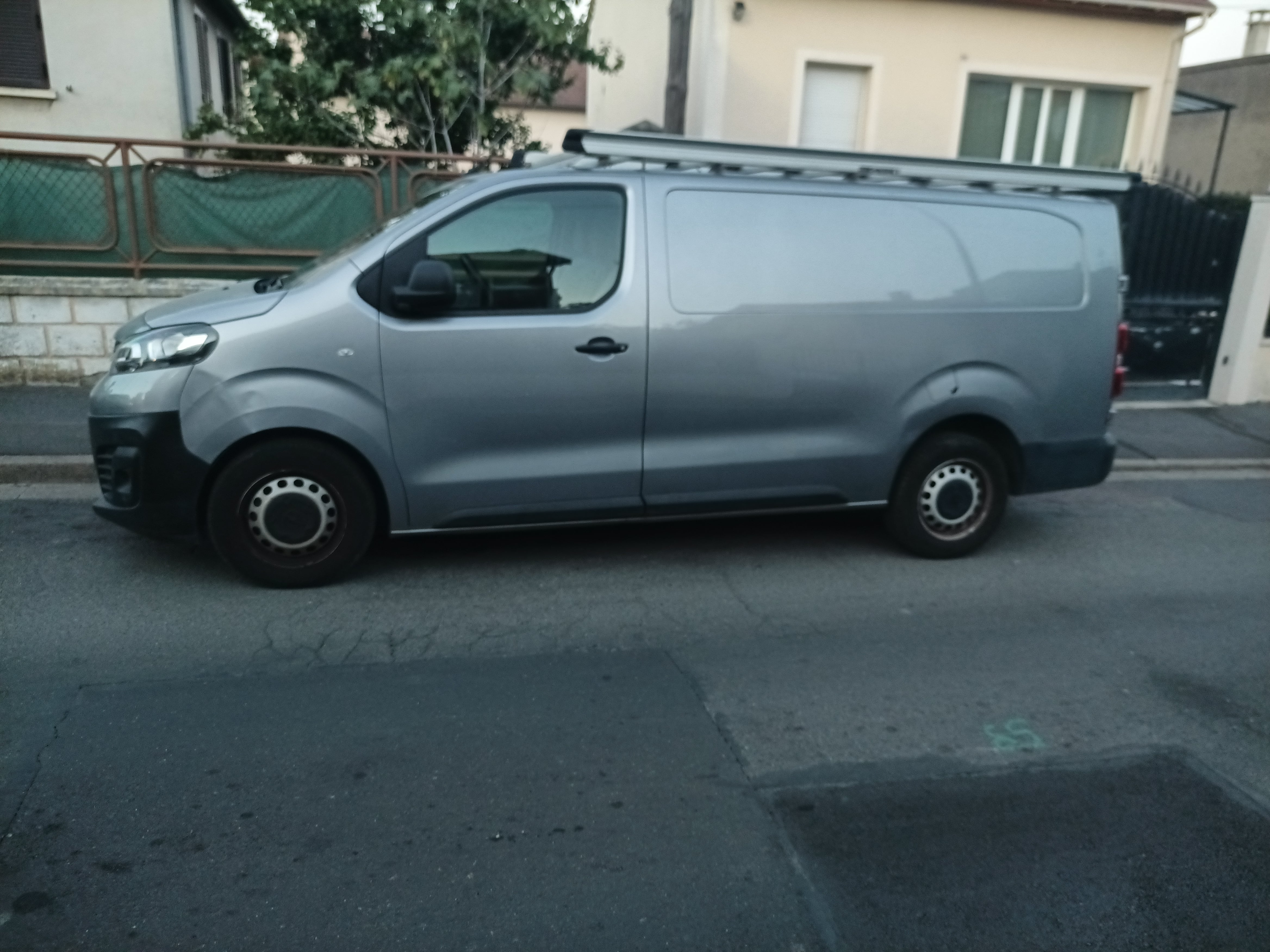 Opel Vivaro L2 2.0 Blue HDI Turbo avec Climatisation