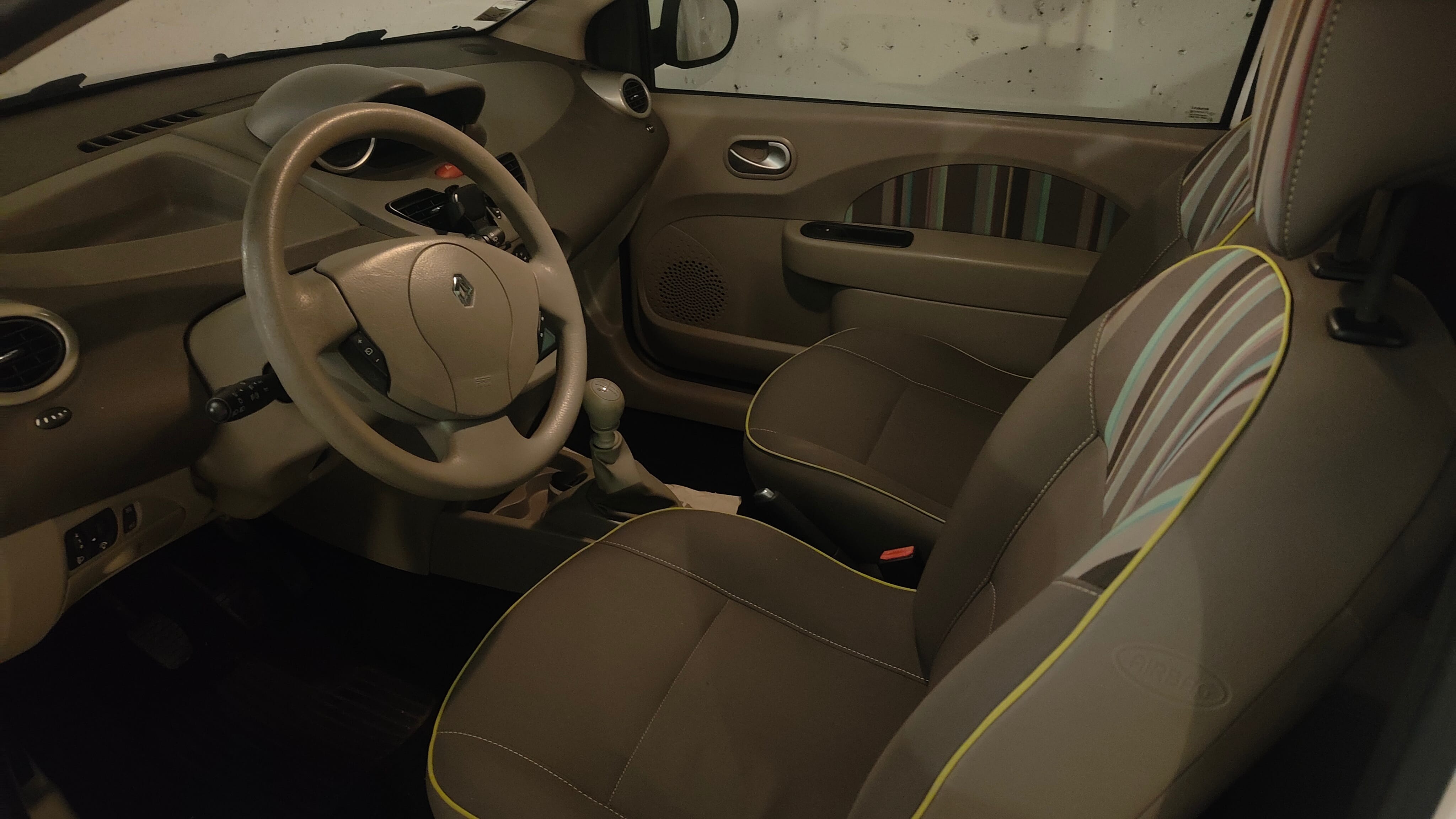 Renault Twingo II Essence 1.2 75cv mit USB-Ladeanschlüsse