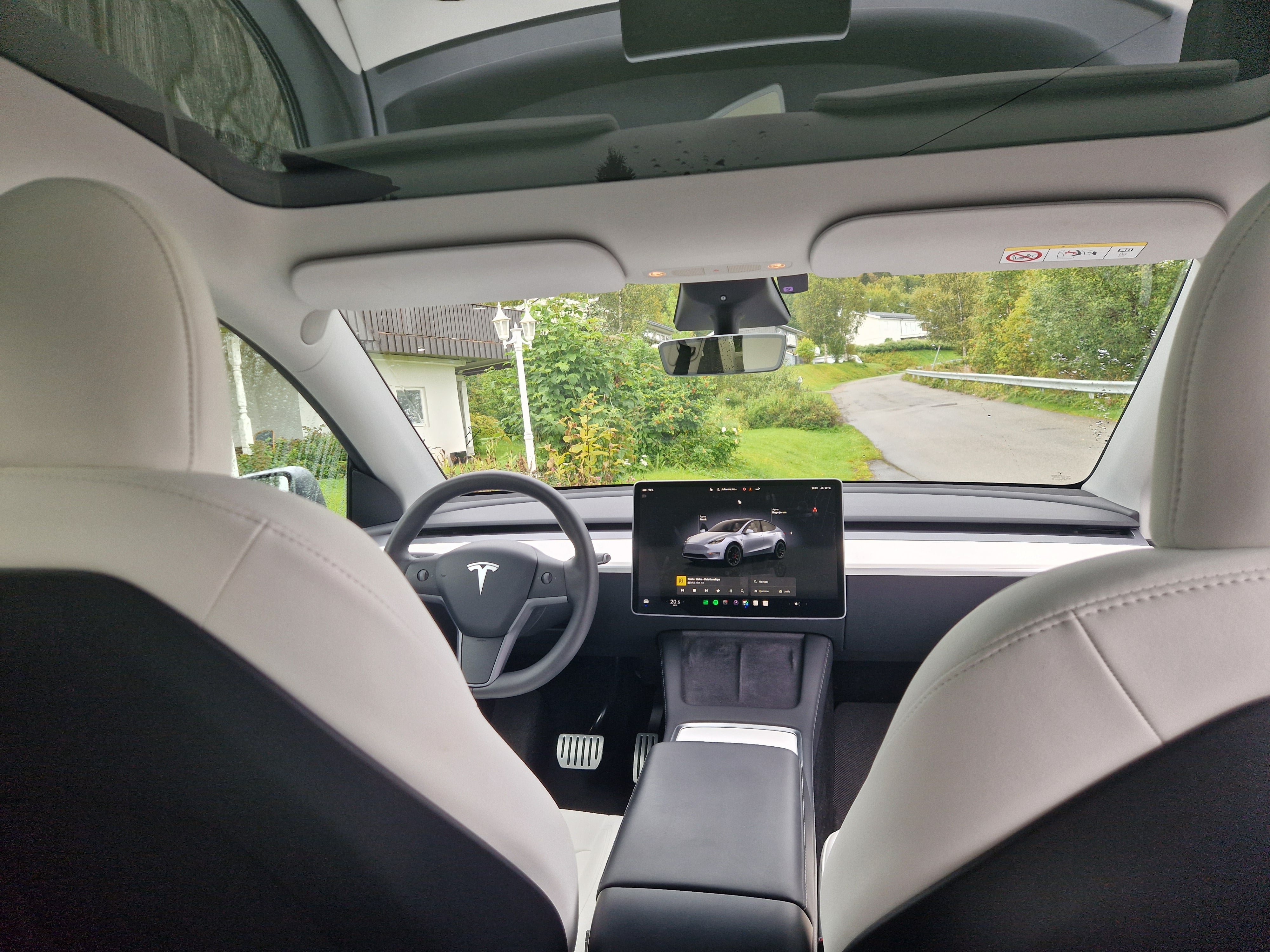 Tesla Model Y Performance med Aircondition