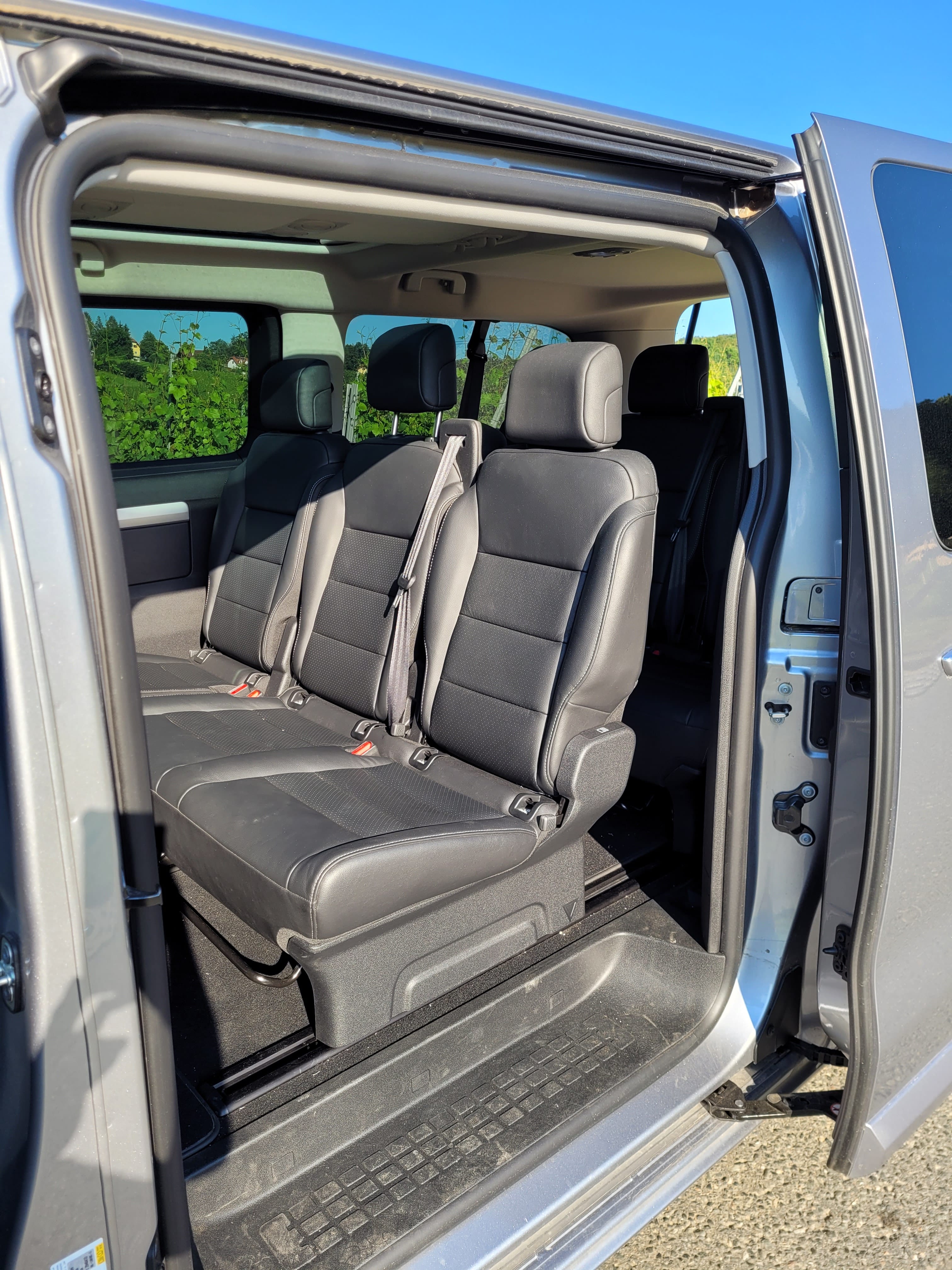 Peugeot E-Traveller mit Navigationsgerät